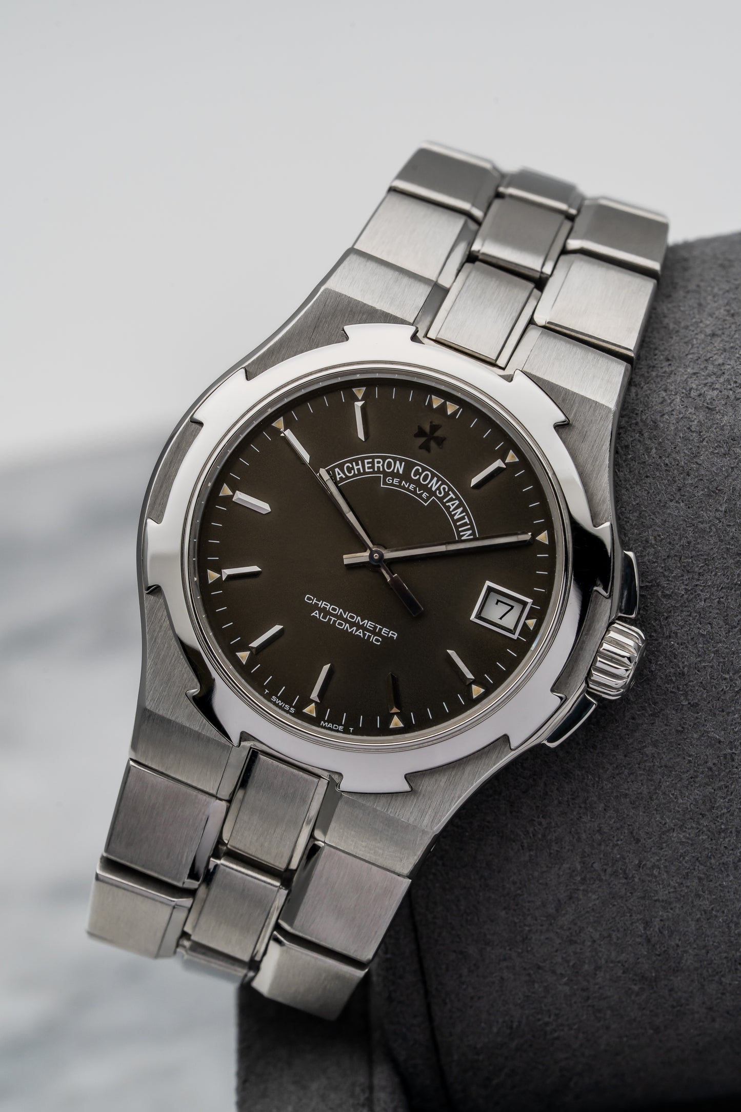 Vacheron Constantin Overseas 42040/423A-8459 Stainless Steel Black Dial