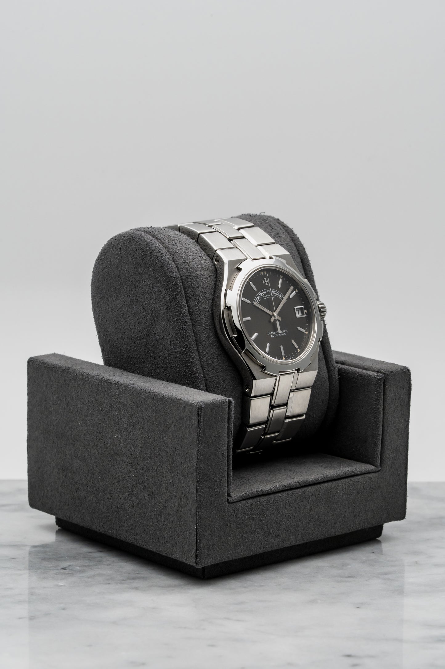 Vacheron Constantin Overseas 42040/423A-8459 Stainless Steel Black Dial