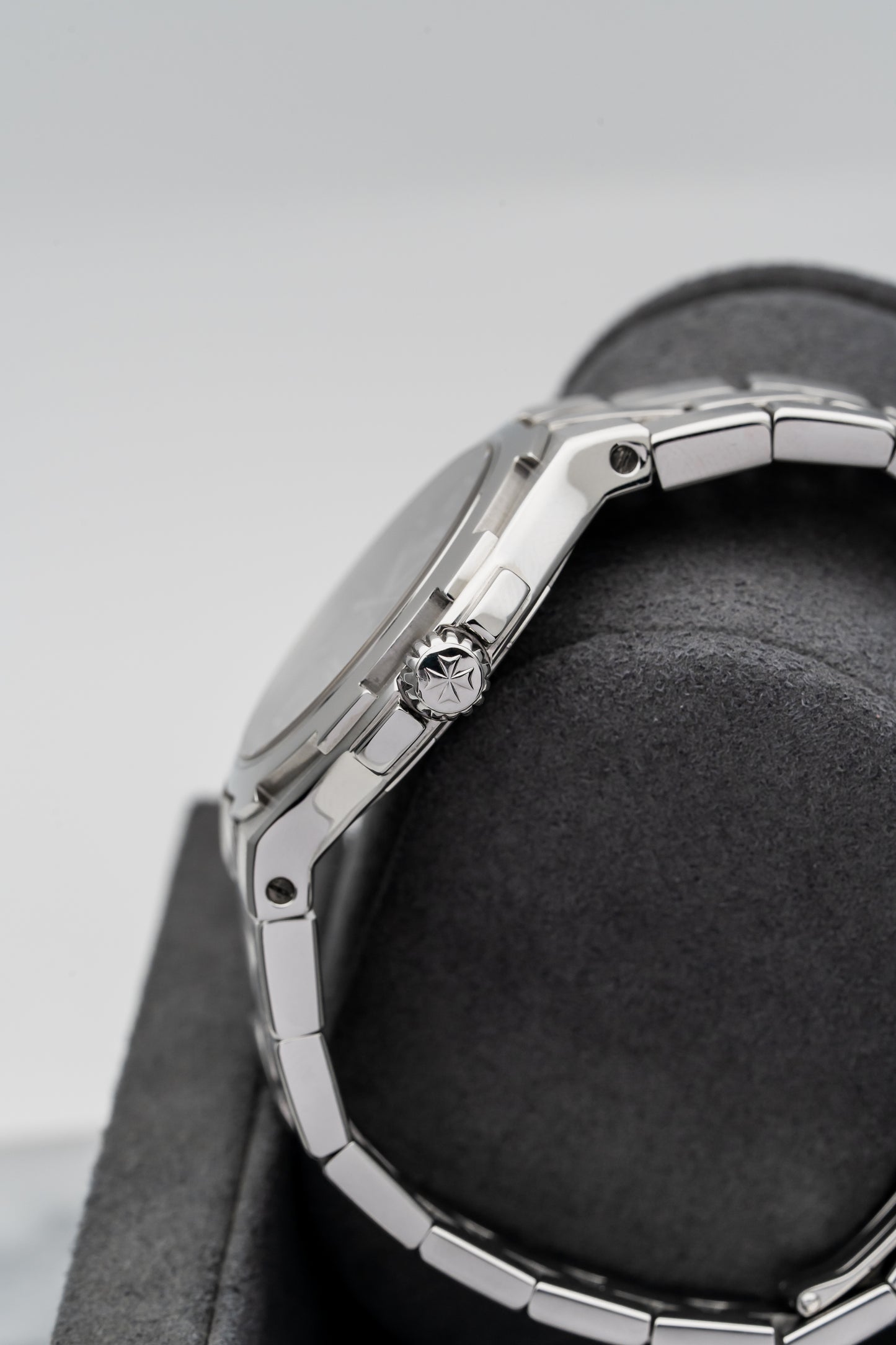 Vacheron Constantin Overseas 42040/423A-8459 Stainless Steel Black Dial
