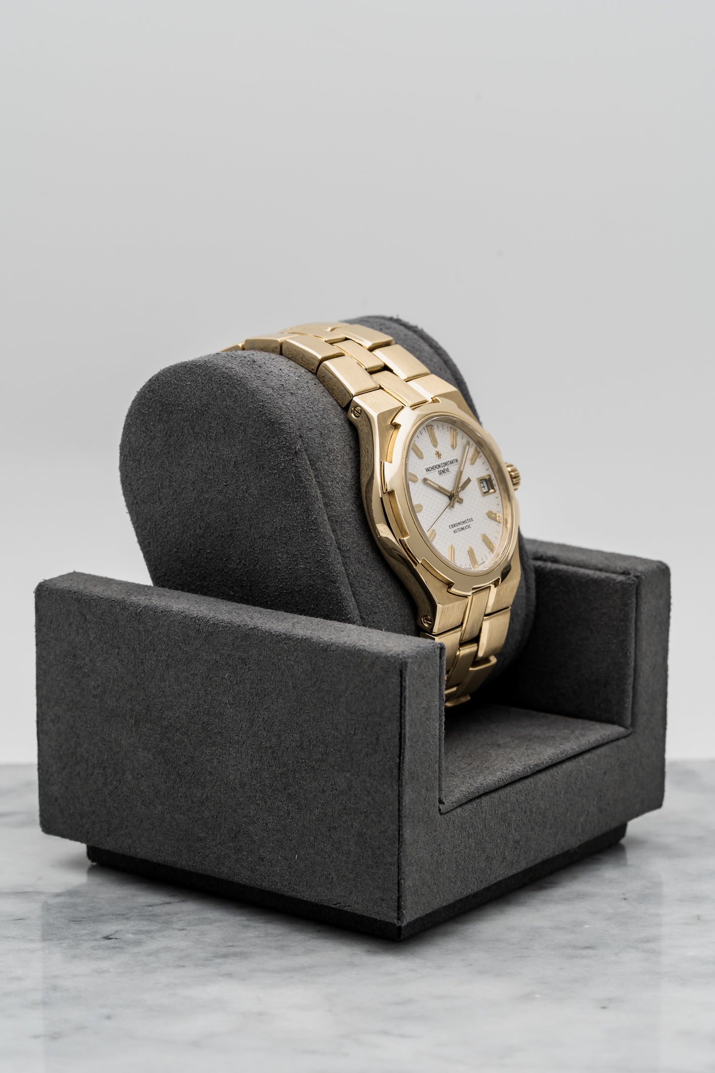 Vacheron Constantin Overseas 42040/423J White Dial Yellow Gold