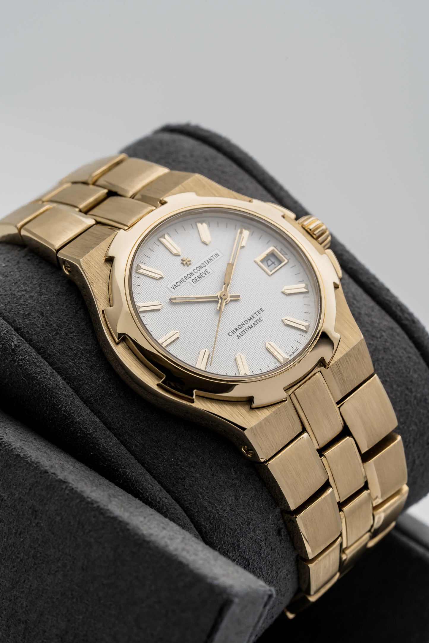Vacheron Constantin Overseas 42040/423J White Dial Yellow Gold