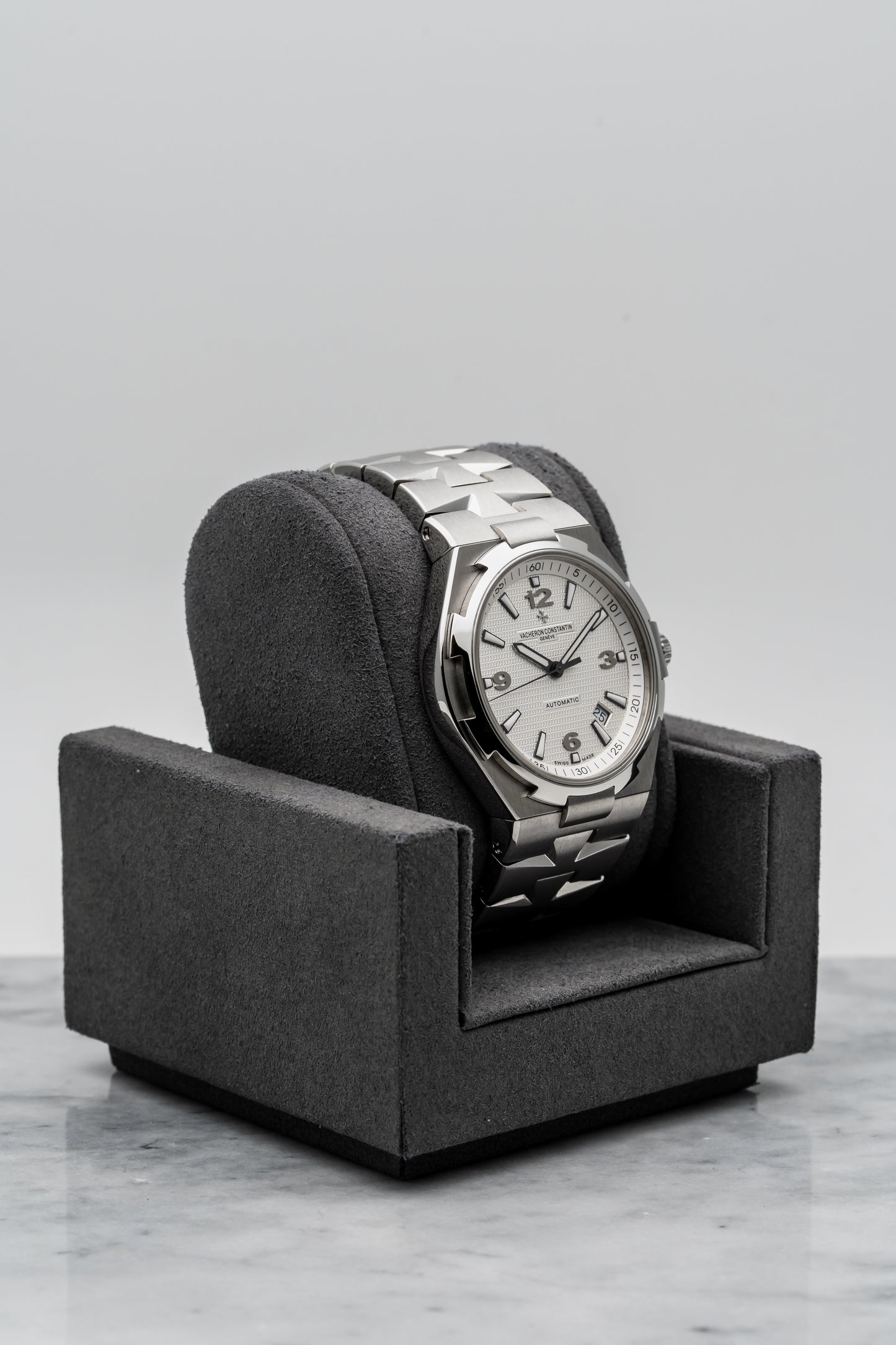 Vacheron Constantin Overseas Automatic 47040/B01A-9093 Silver Guilloché Dial