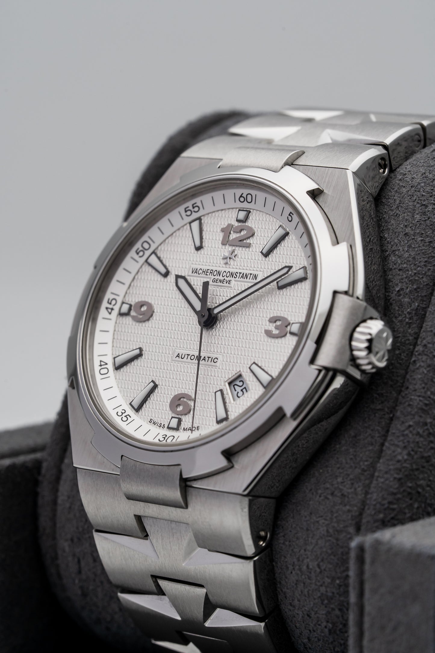 Vacheron Constantin Overseas Automatic 47040/B01A-9093 Silver Guilloché Dial
