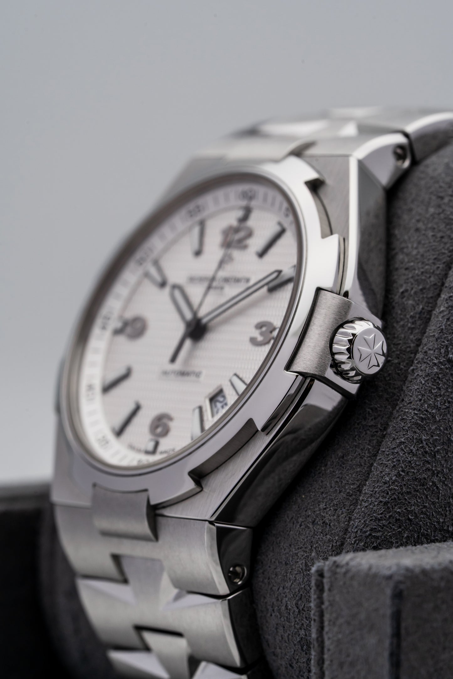 Vacheron Constantin Overseas Automatic 47040/B01A-9093 Silver Guilloché Dial