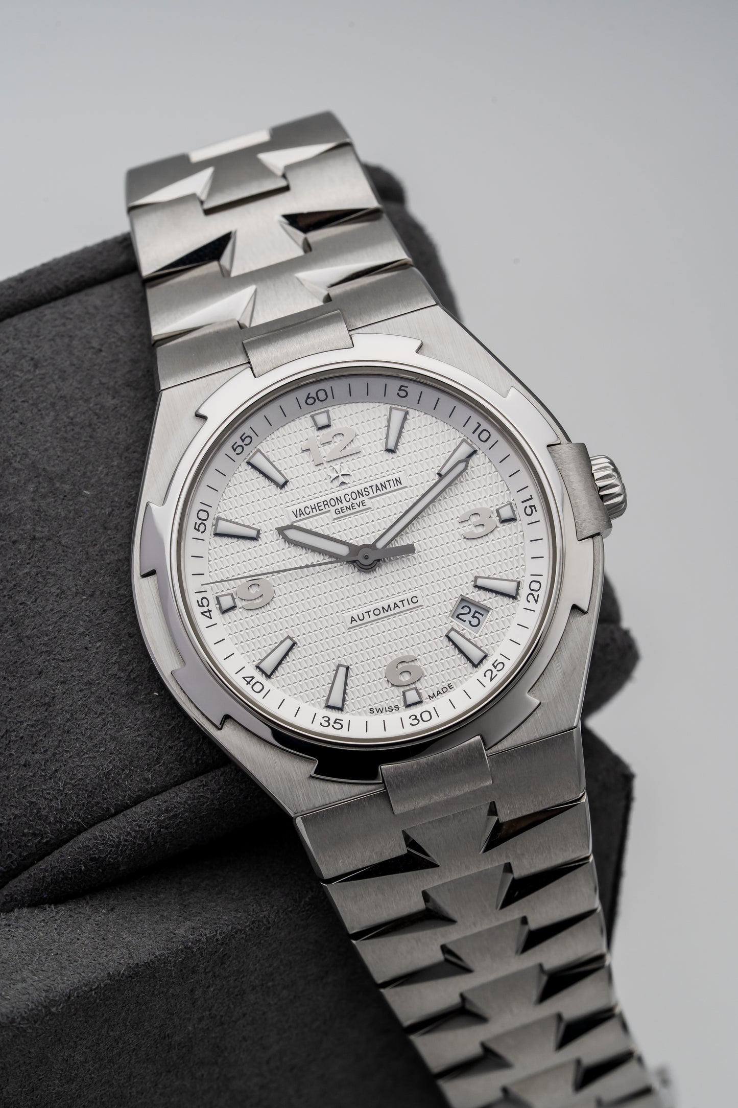 Vacheron Constantin Overseas Automatic 47040/B01A-9093 Silver Guilloché Dial