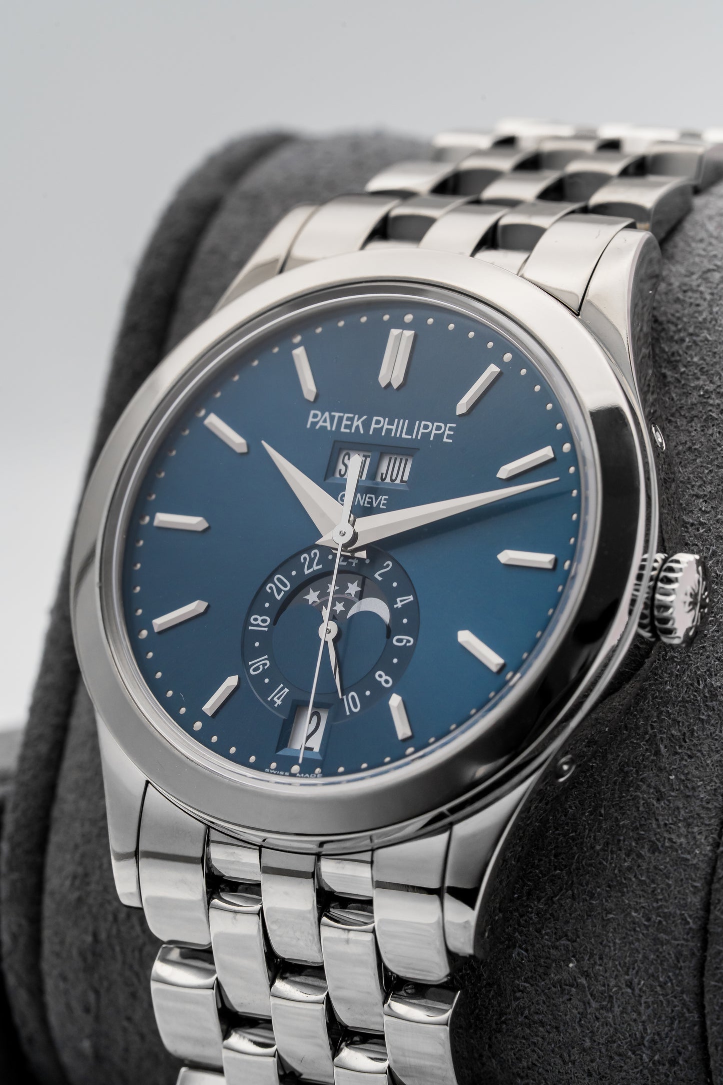Patek Philippe Annual Calendar 5396/1G-001 – 18K White Gold, Blue Dial