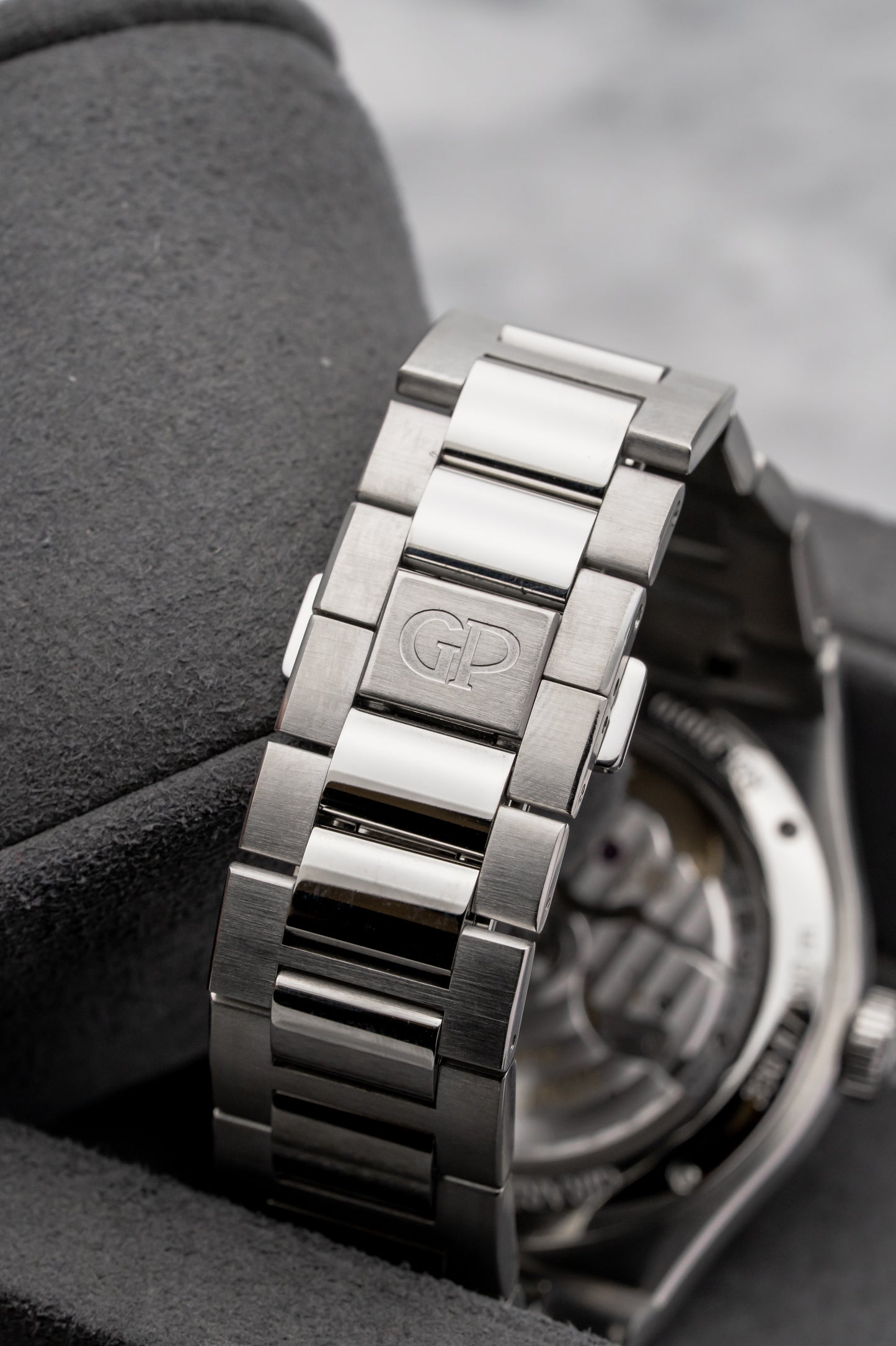 Girard-Perregaux Laureato 81010-11-634-11A, Black Dial