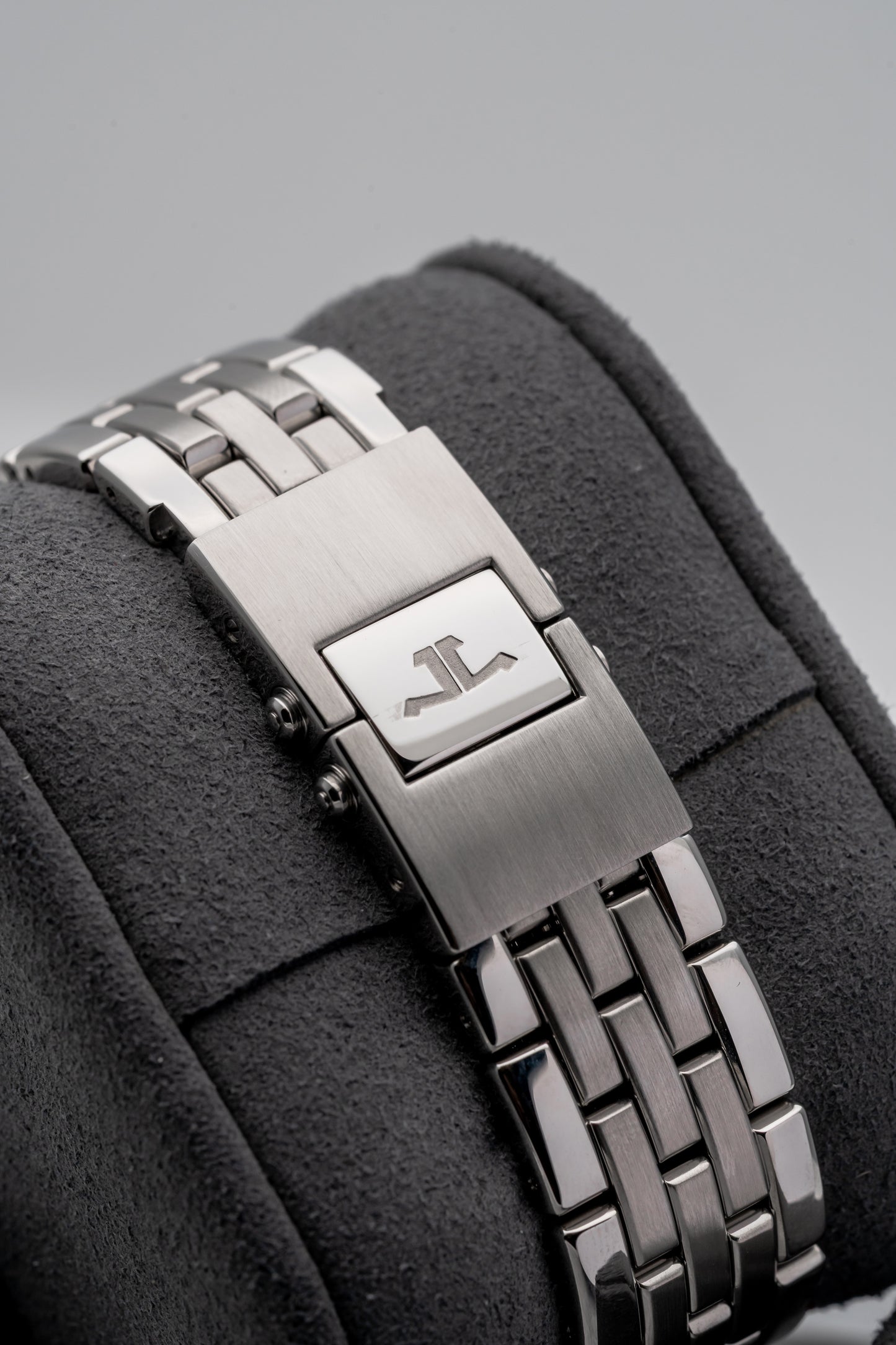 Jaeger-LeCoultre Reverso Gran Sport Q2948102, Black & Silver Dial