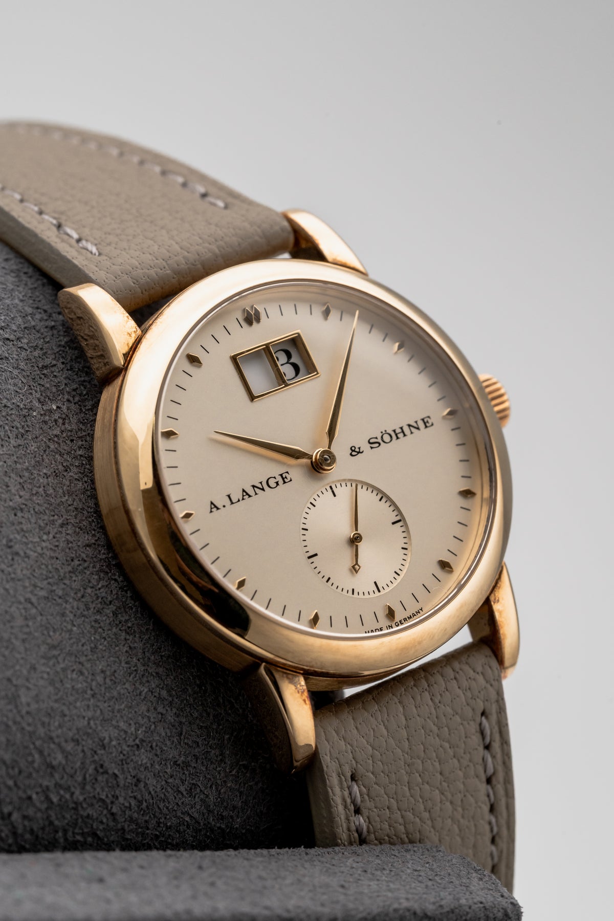 A. Lange & Söhne Saxonia Big Date Closed Caseback 105.001 Champagne Dial