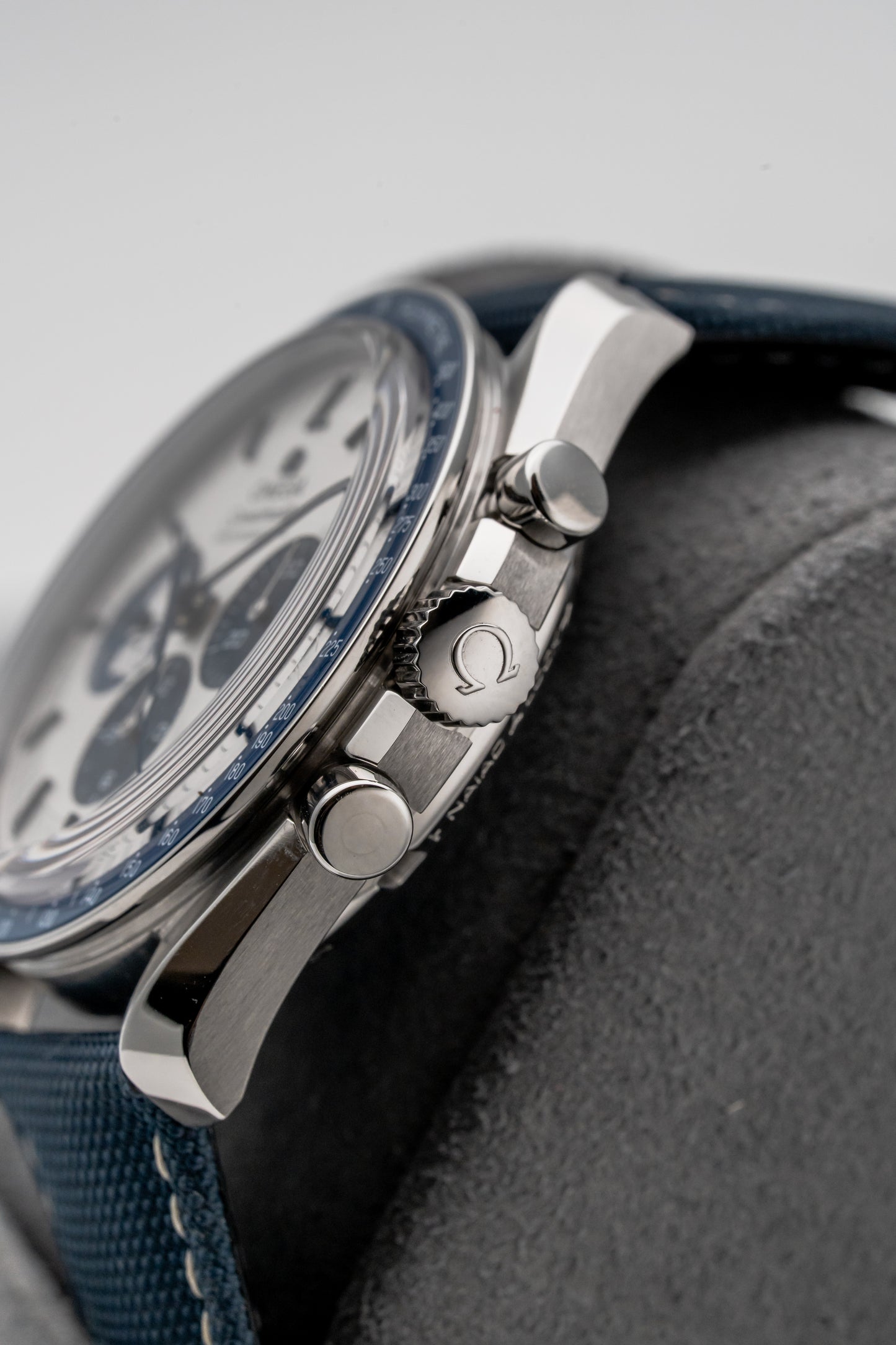 Omega Speedmaster 310.32.42.50.02.001 Snoopy Dial