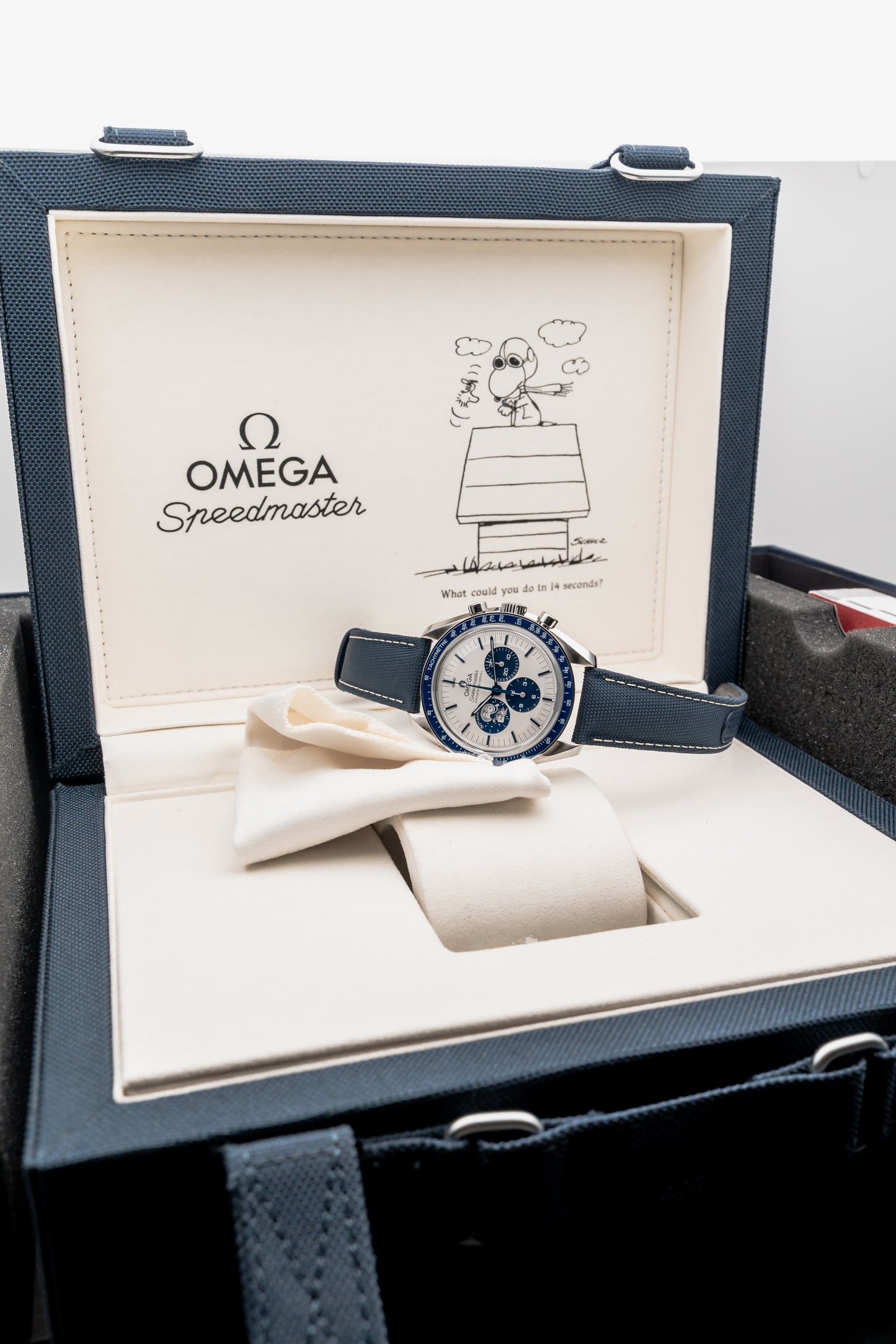 Omega Speedmaster 310.32.42.50.02.001 Snoopy