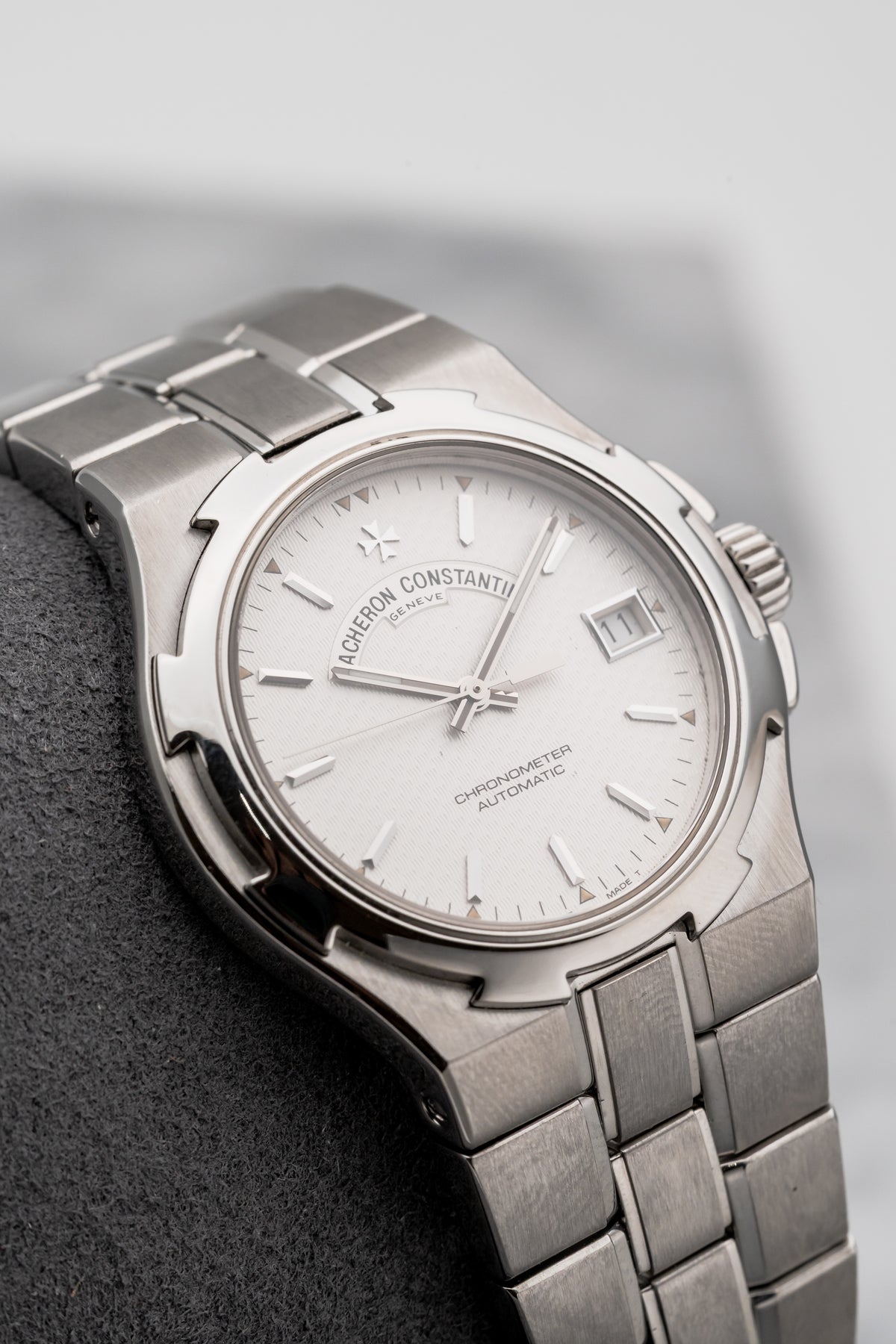 Vacheron Constantin Overseas Gen 1 42042/423A White Dial