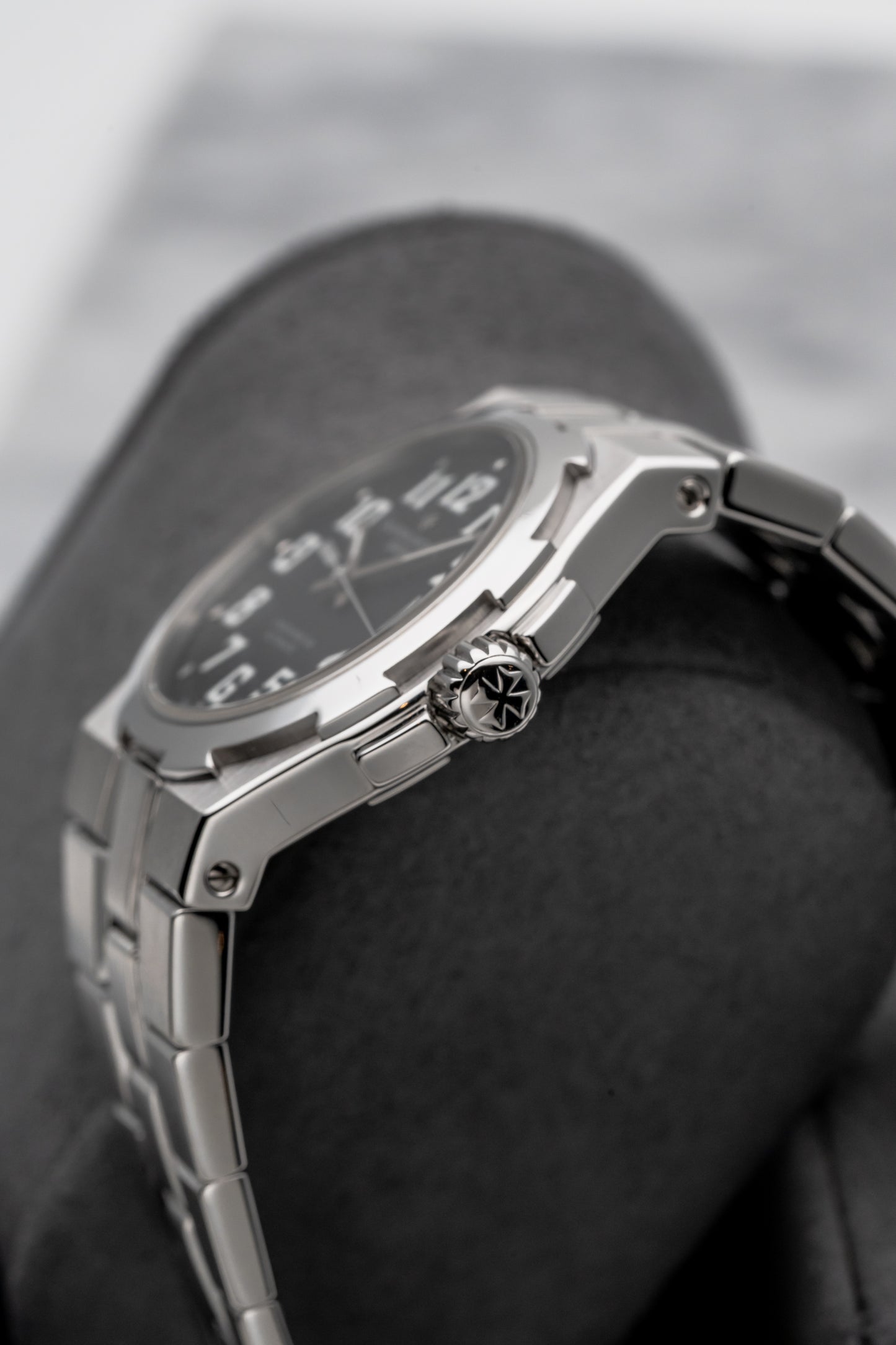 Vacheron Constantin Overseas 42052/423A-8894, Black “Military” Dial