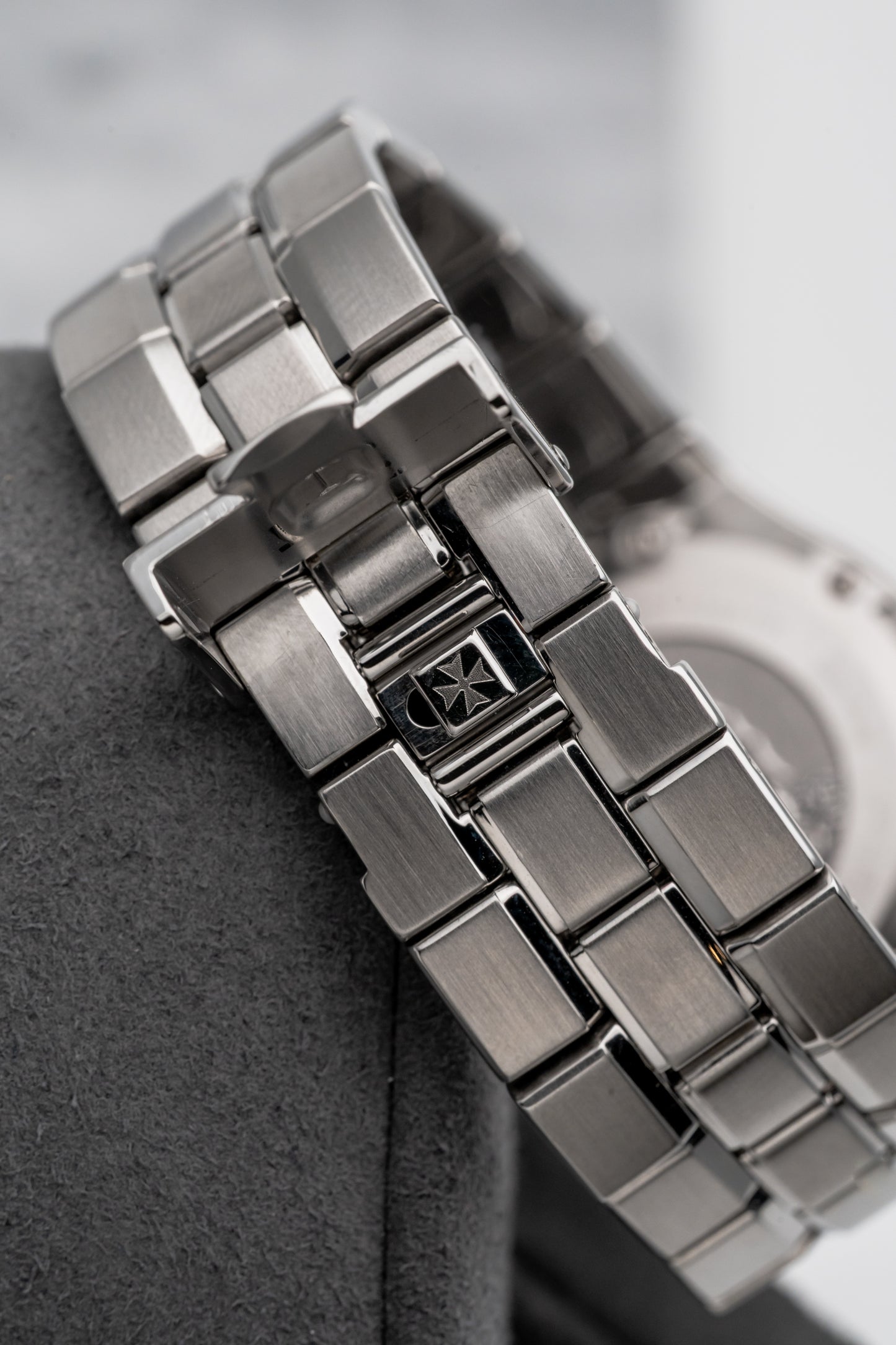 Vacheron Constantin Overseas 42052/423A-8894, Black “Military” Dial