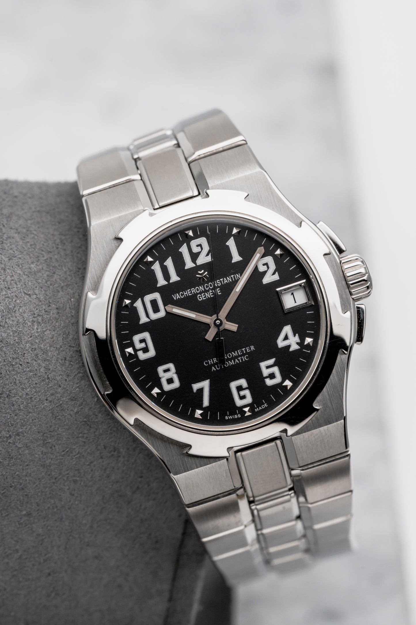 Vacheron Constantin Overseas 42052/423A-8894, Black “Military” Dial