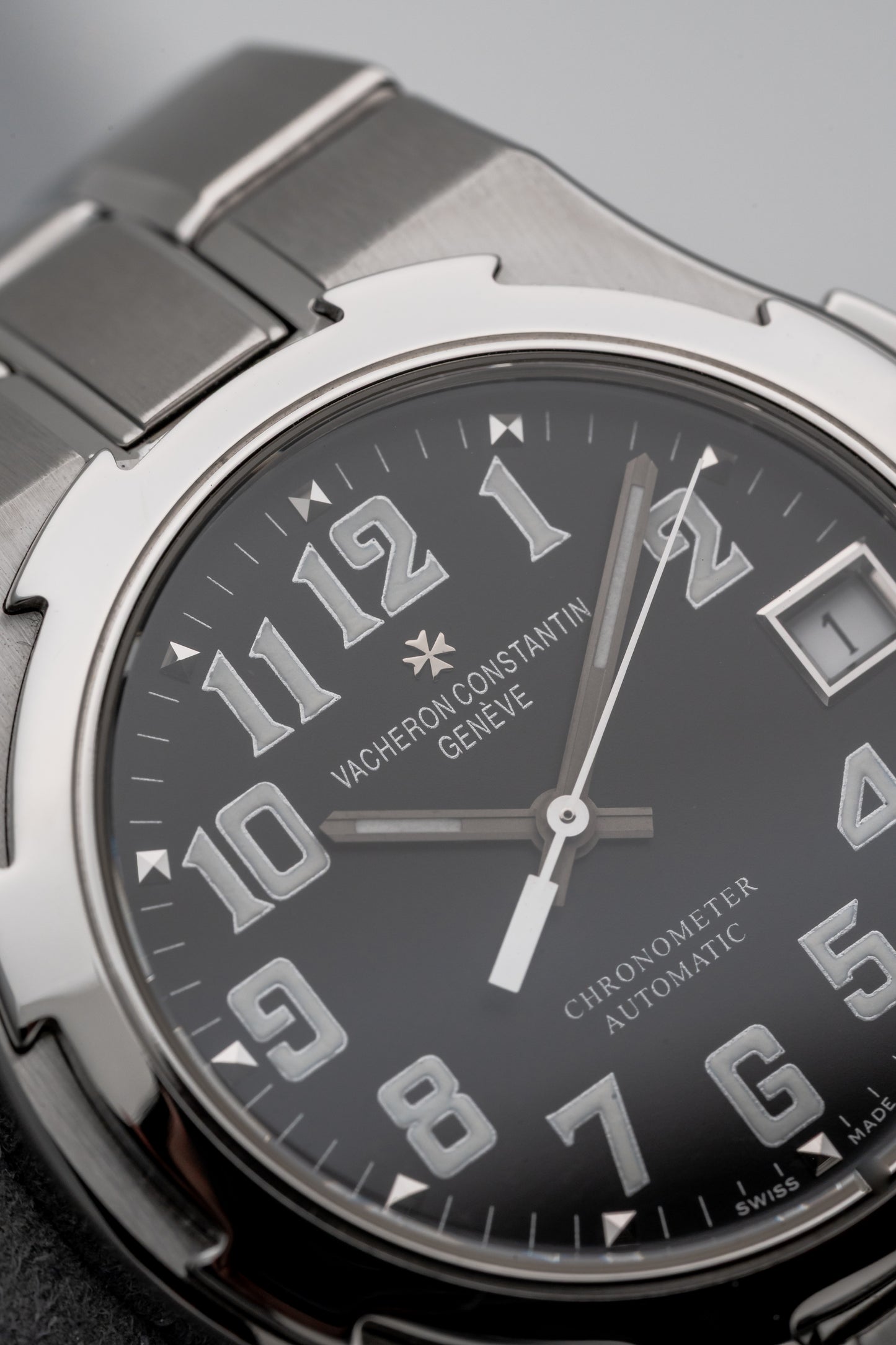 Vacheron Constantin Overseas 42052/423A-8894, Black “Military” Dial