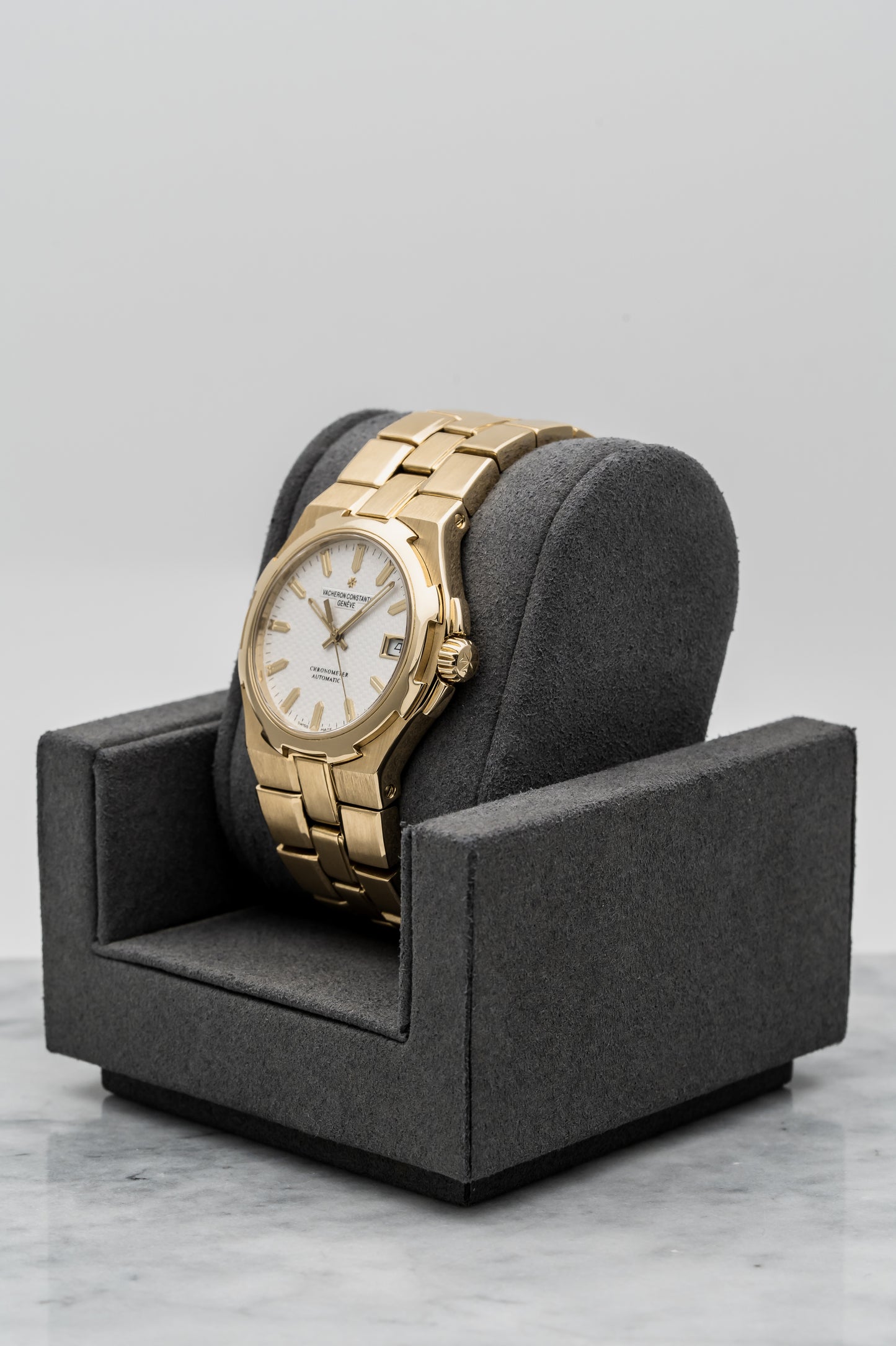 Vacheron Constantin Overseas 42040/423J White Dial Yellow Gold
