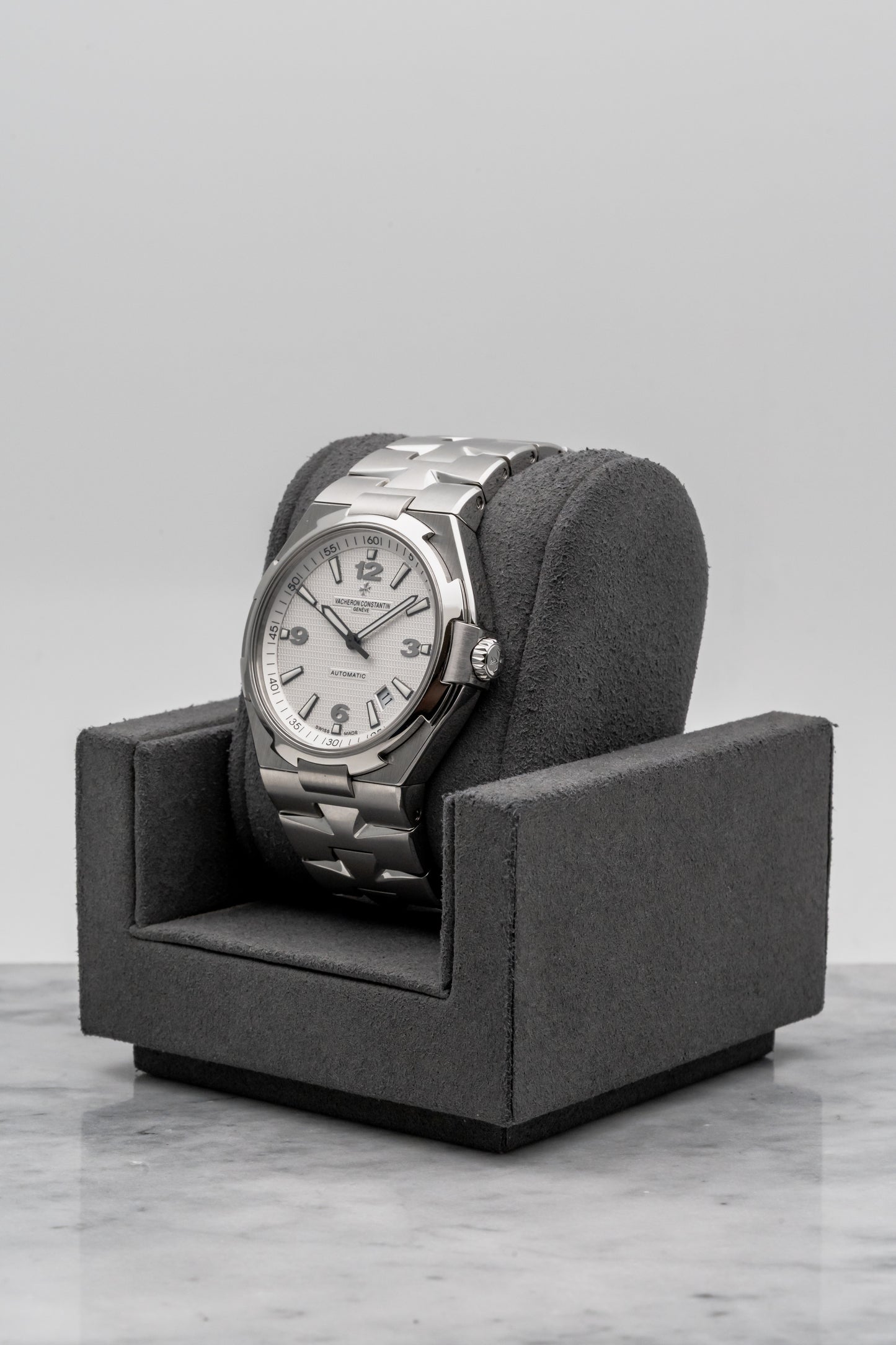 Vacheron Constantin Overseas 47040/B01A-9093, White Guilloché Dial, Stainless Steel