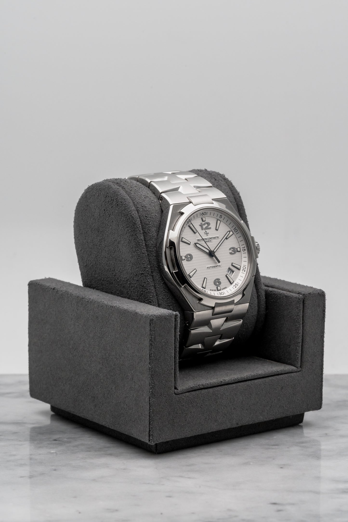 Vacheron Constantin Overseas 47040/B01A-9093, White Guilloché Dial, Stainless Steel