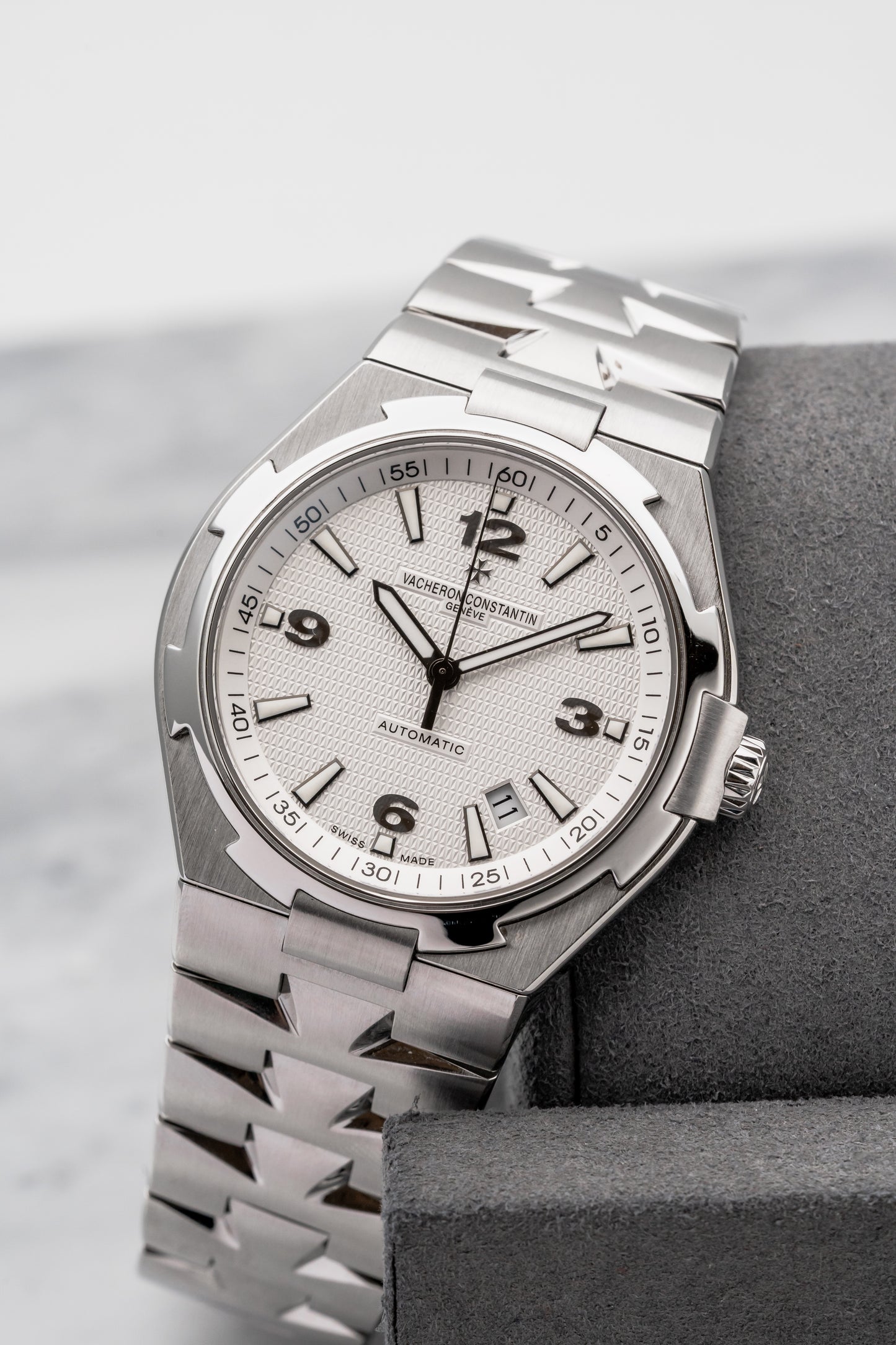 Vacheron Constantin Overseas 47040/B01A-9093, White Guilloché Dial, Stainless Steel