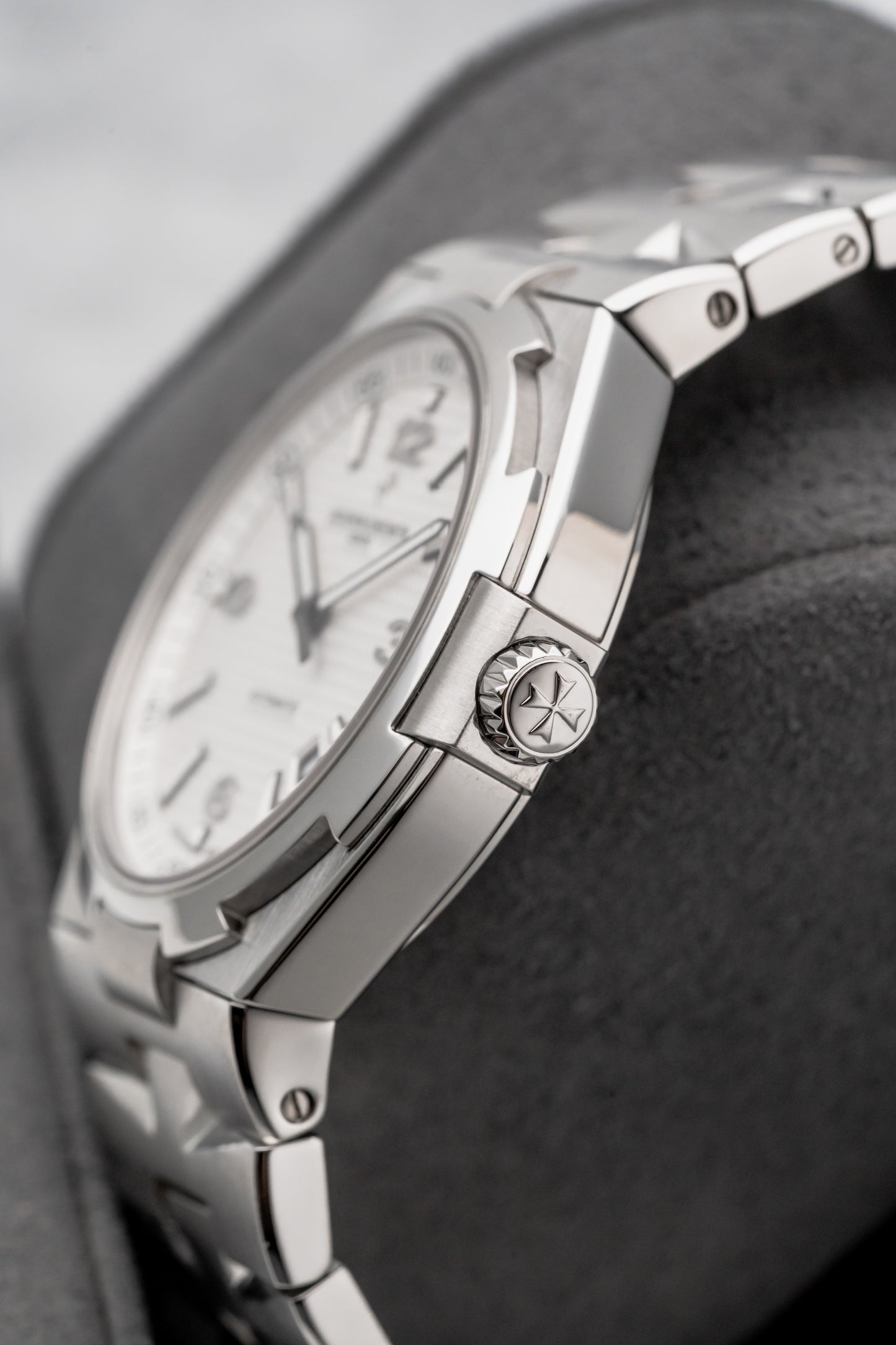 Vacheron Constantin Overseas 47040/B01A-9093, White Guilloché Dial, Stainless Steel
