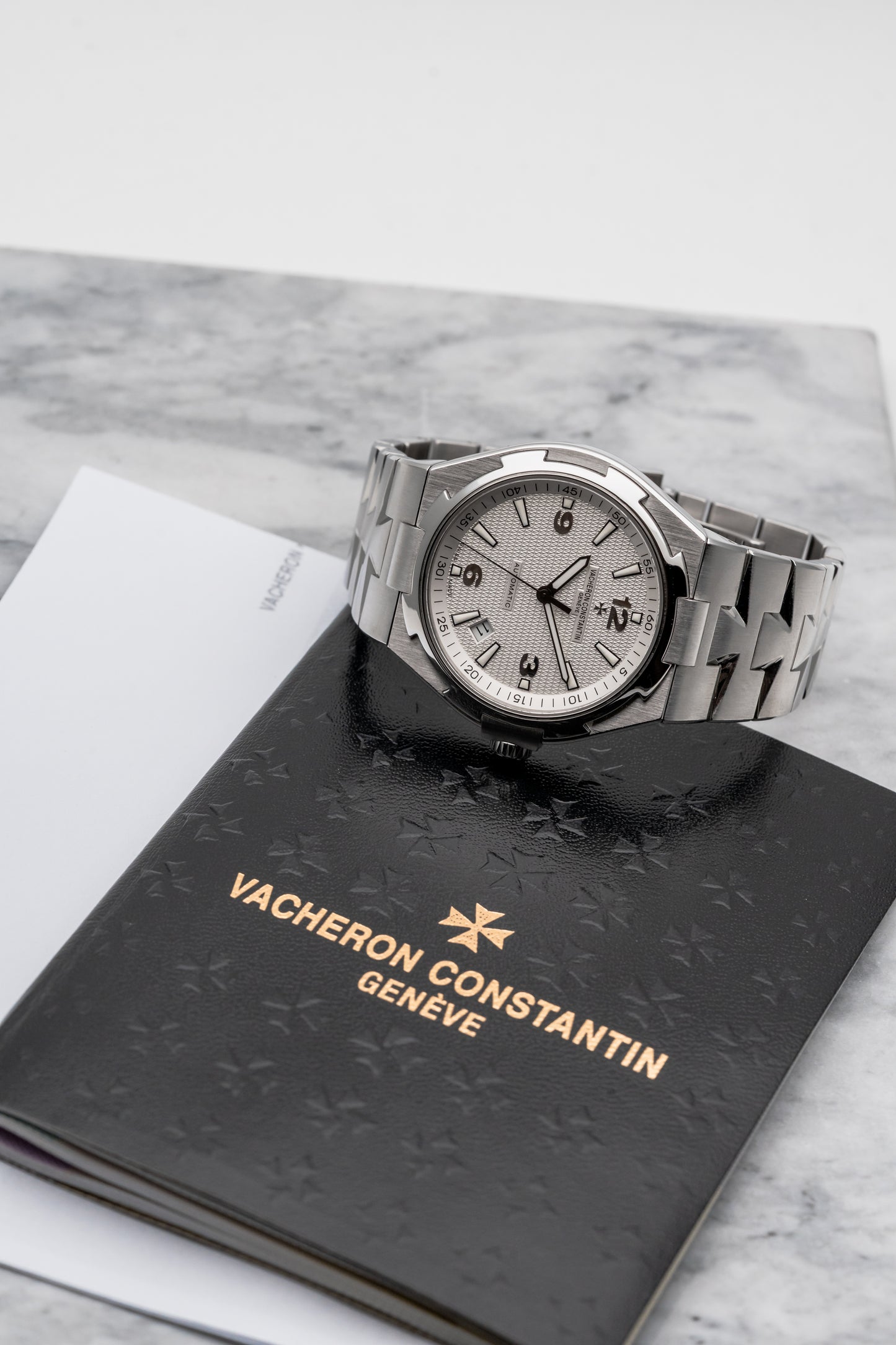 Vacheron Constantin Overseas 47040/B01A-9093, White Guilloché Dial, Stainless Steel