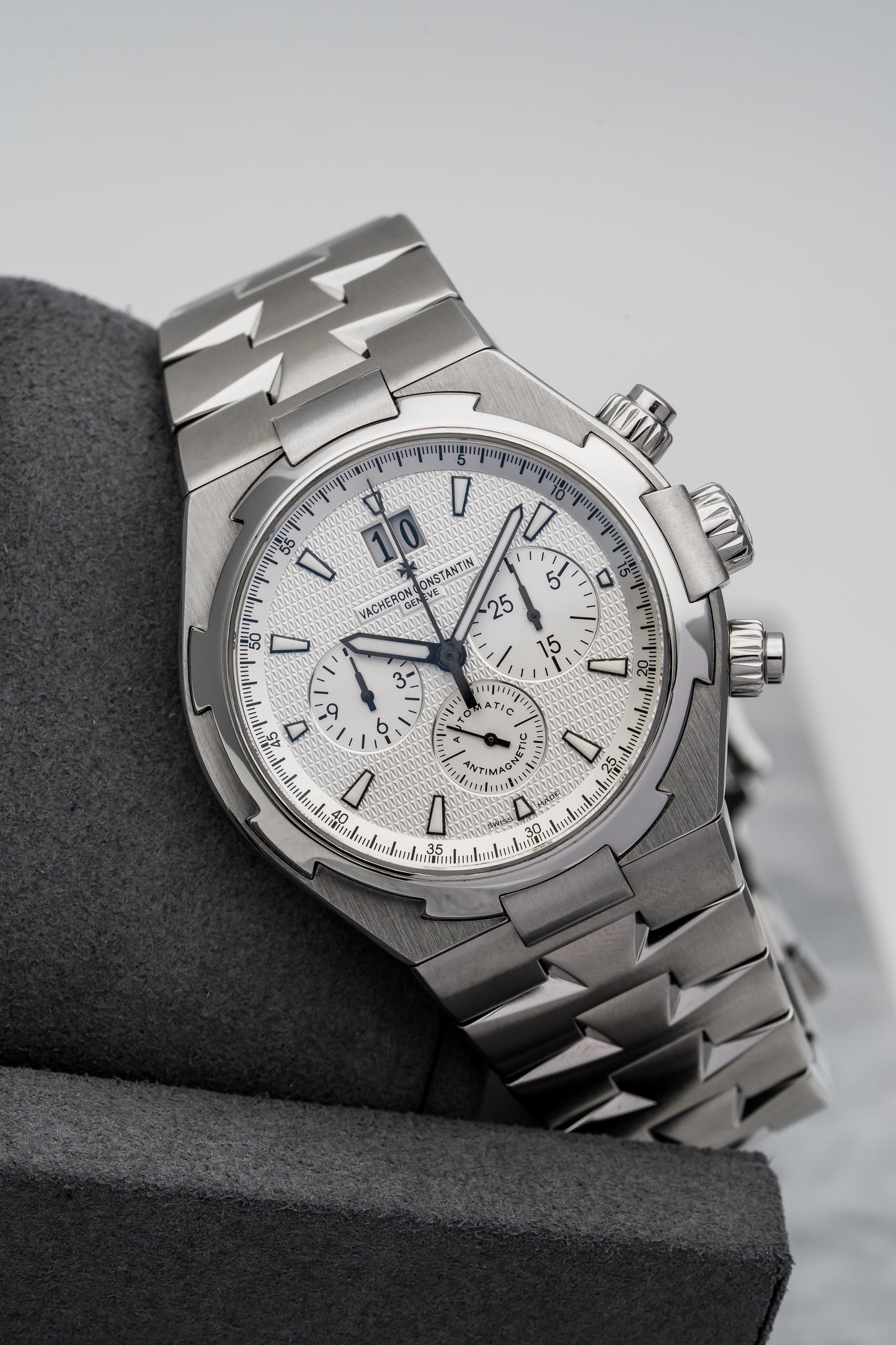 Vacheron Constantin Overseas Chronograph 49150/B01A-9095 – Stainless Steel, Silver Guilloché Dial