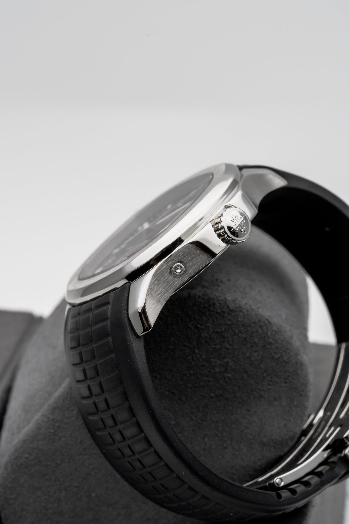 Patek Philippe Aquanaut Travel Time 5164A, Black Dial