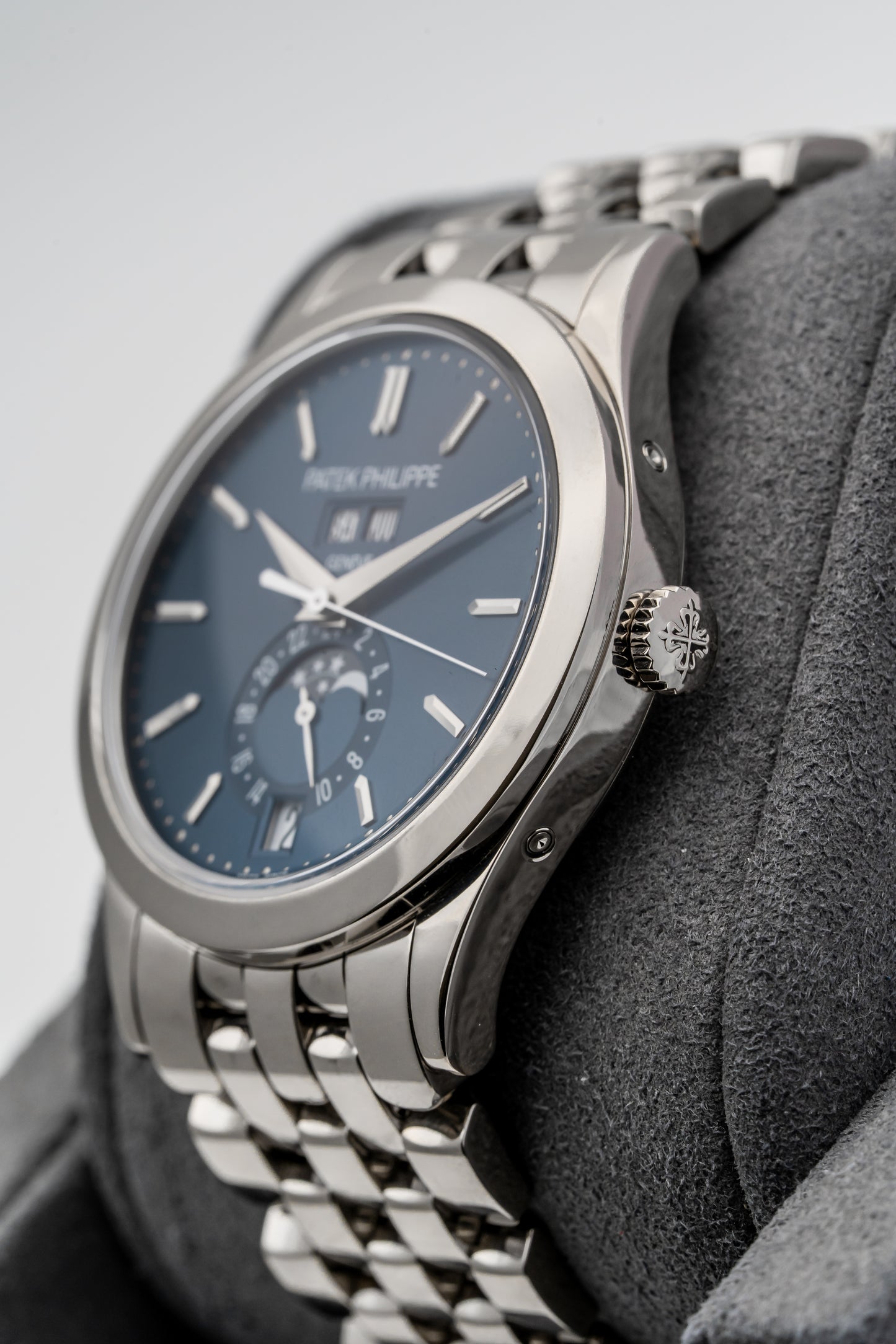 Patek Philippe Annual Calendar 5396/1G-001 – 18K White Gold, Blue Dial