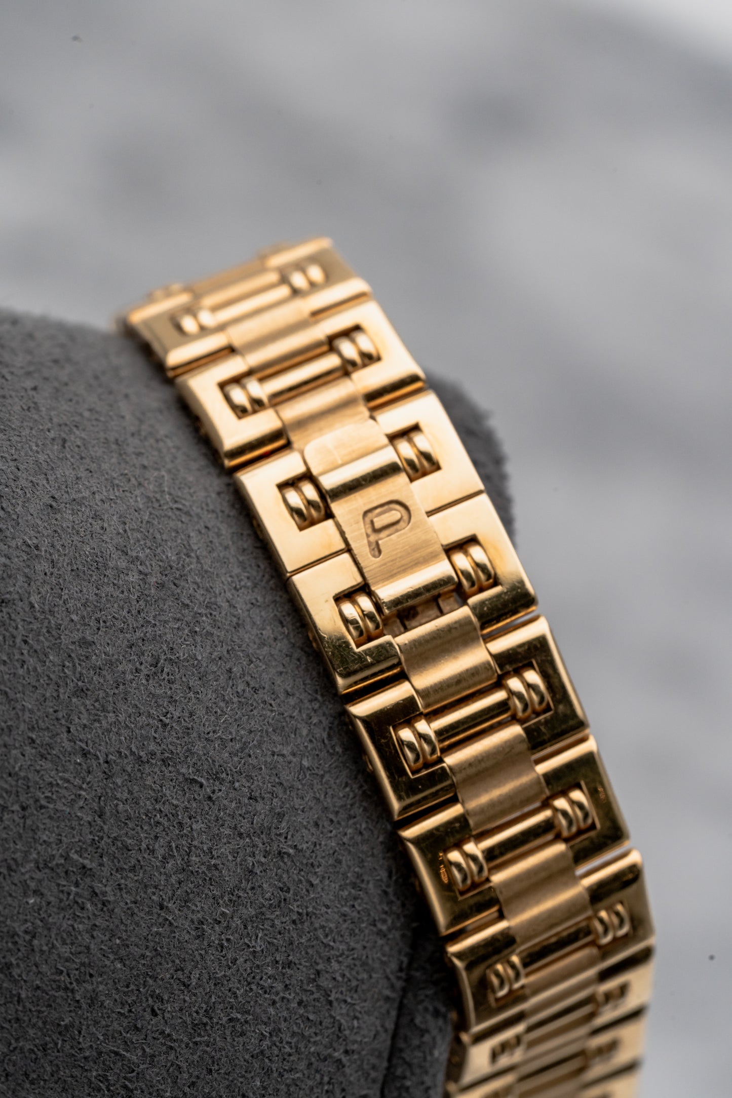 Piaget Dancer 80564 K81 Yellow Gold Opal Onyx Dial with Diamonds