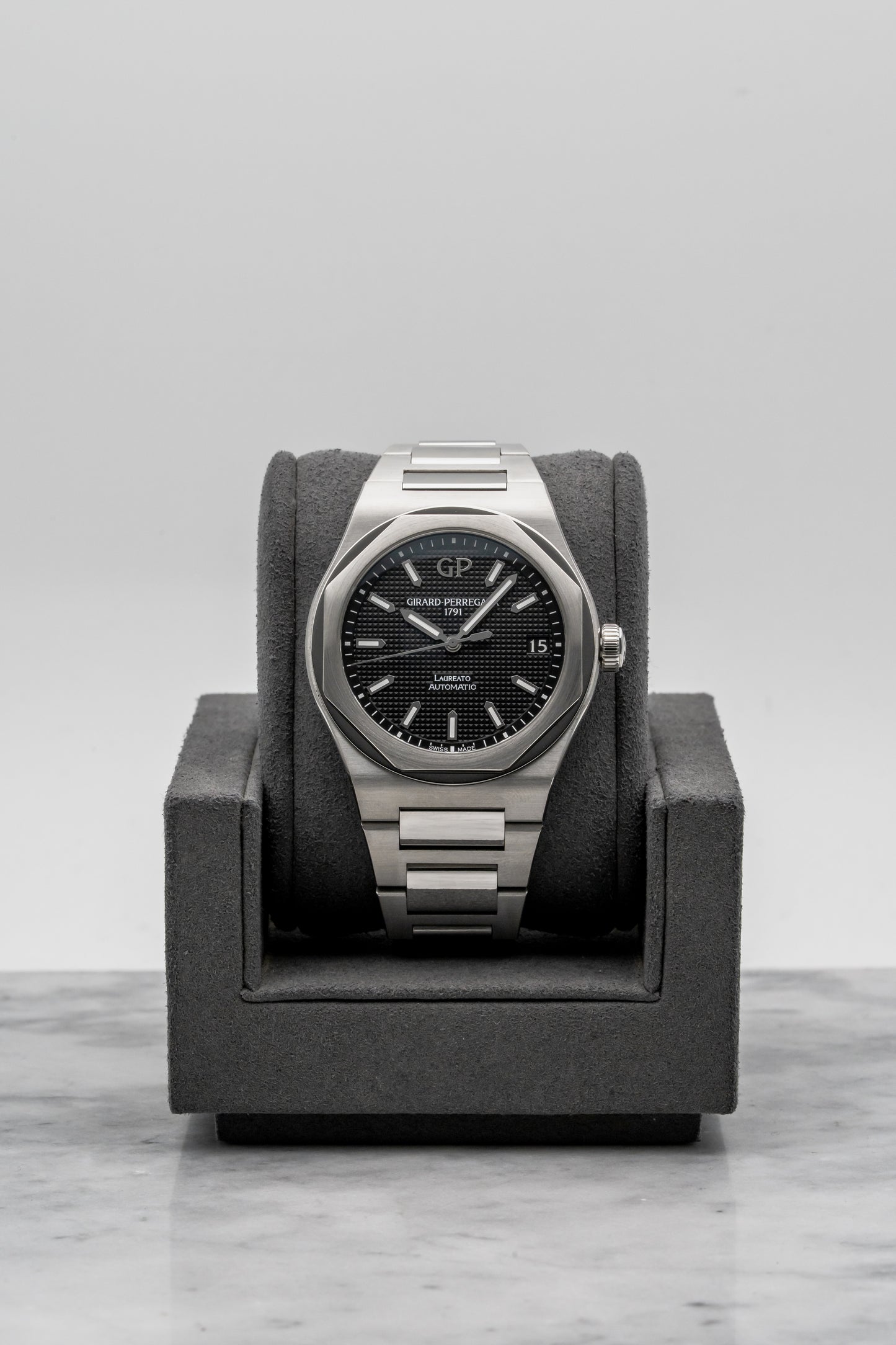 Girard-Perregaux Laureato 81010-11-634-11A, Black Dial