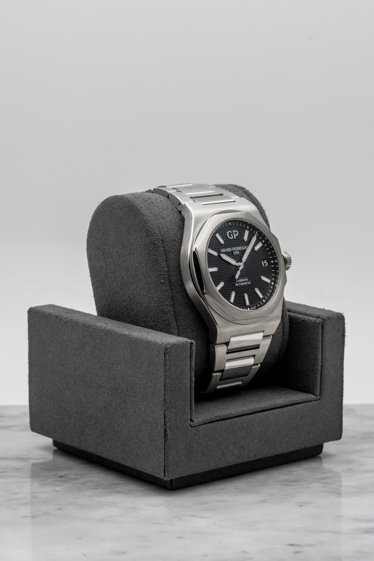 Girard-Perregaux Laureato 81010-11-634-11A, Black Dial