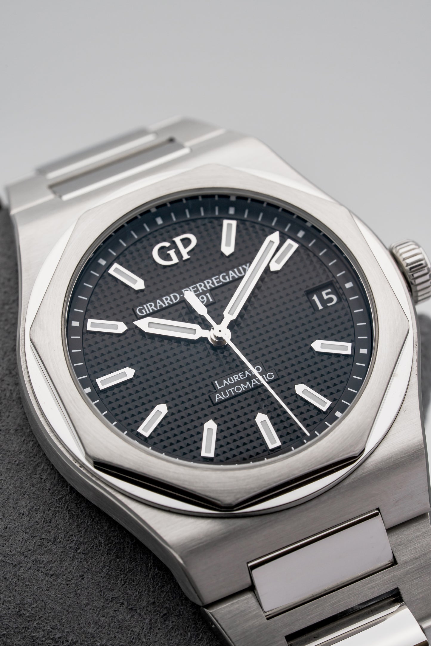 Girard-Perregaux Laureato 81010-11-634-11A, Black Dial