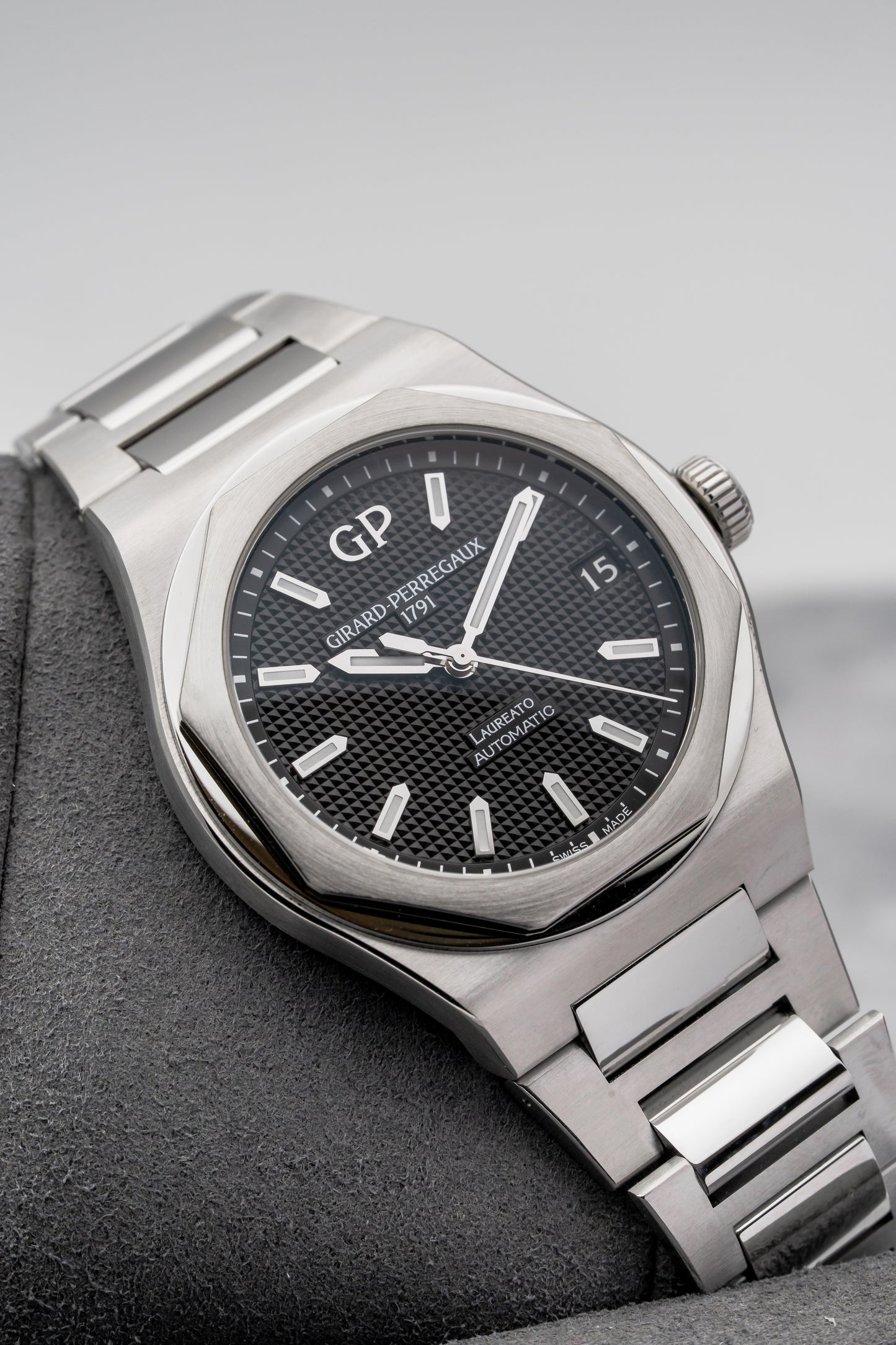 Girard-Perregaux Laureato 81010-11-634-11A, Black Dial