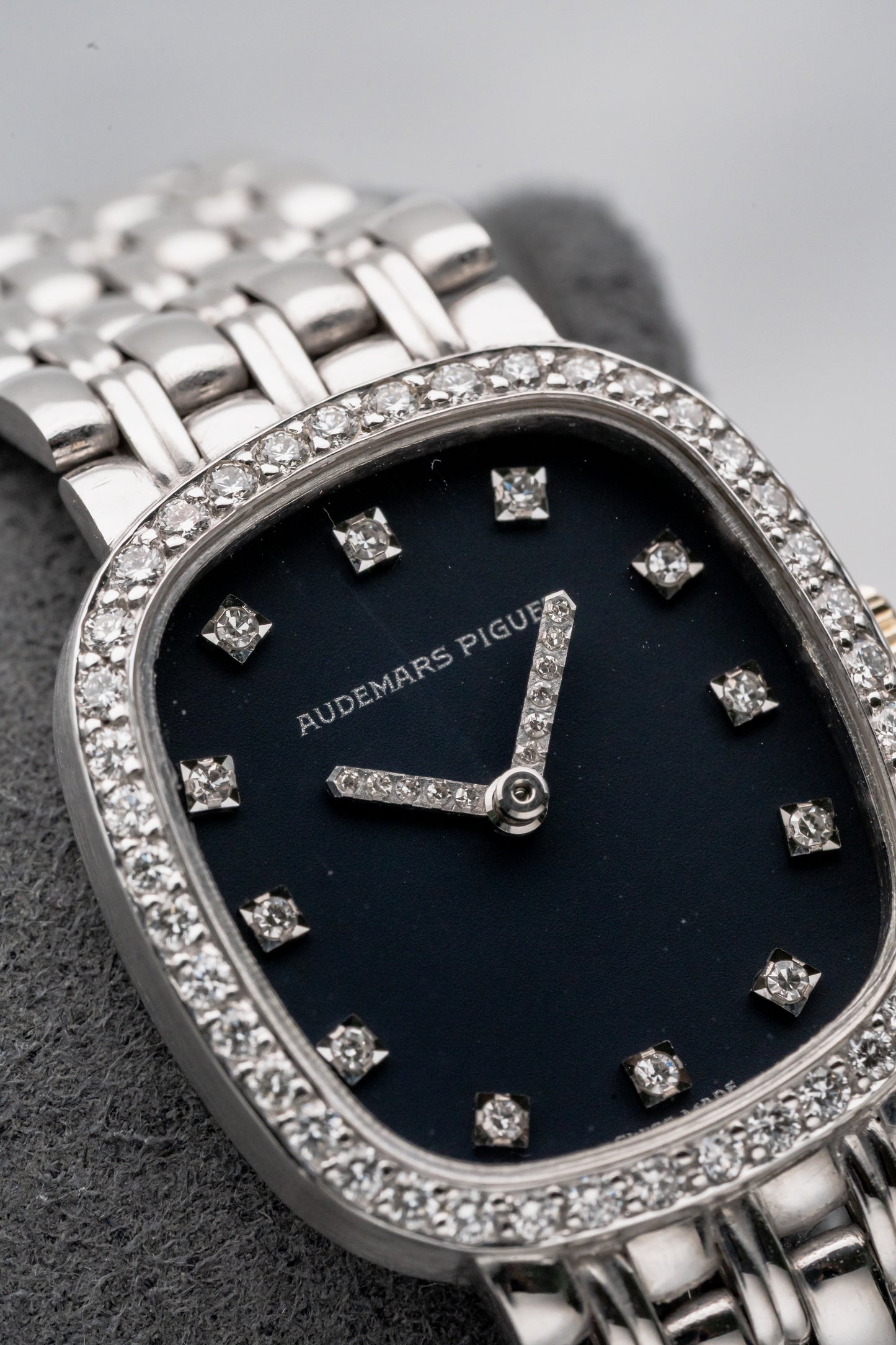 Audemars Piguet Ladies Cobra Black Dial Diamond Bezel White Gold Manual-Winding