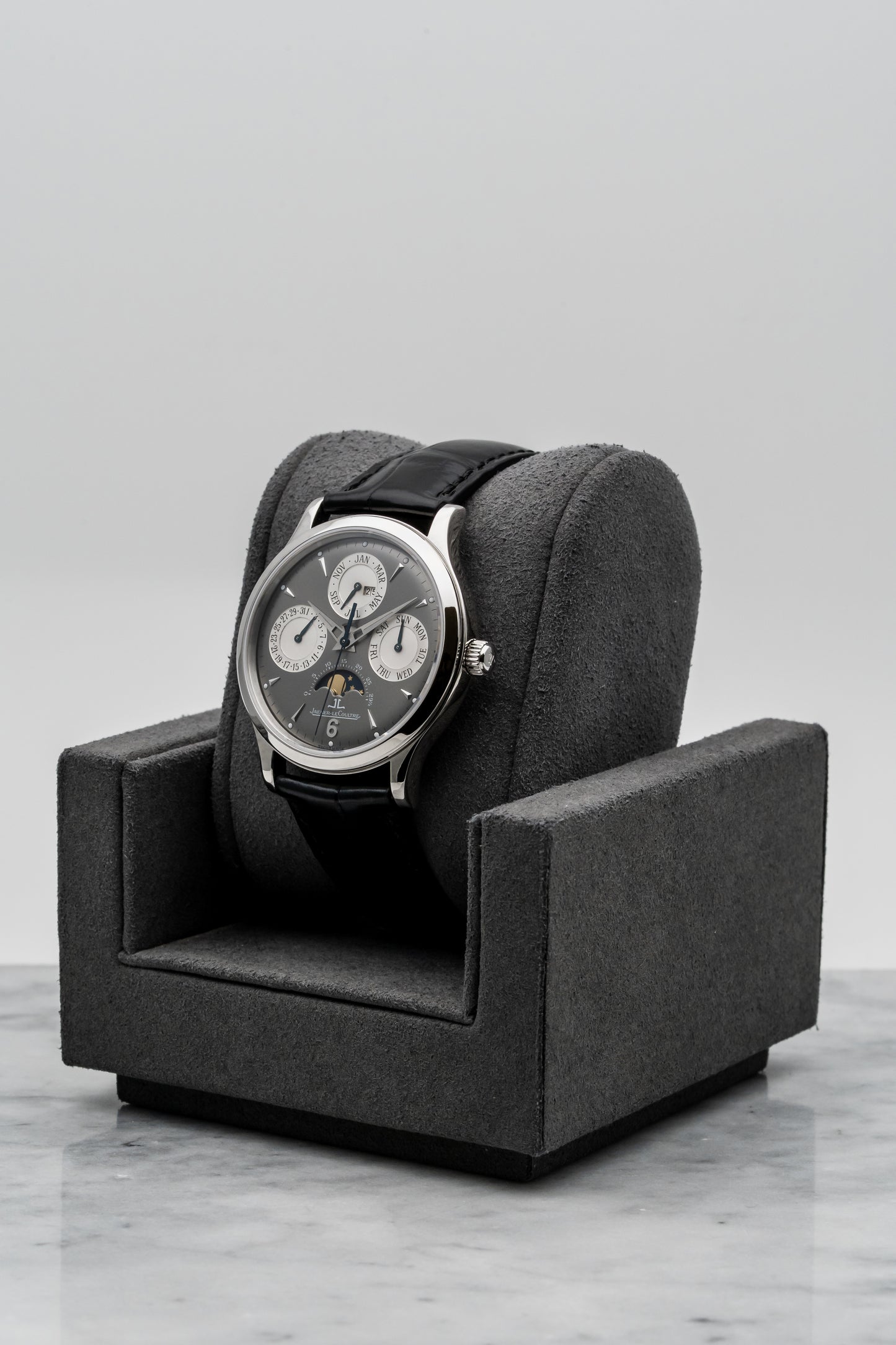 Jaeger-LeCoultre Master Control Perpetual Calendar 140.3.80 Silver Guilloché Dial