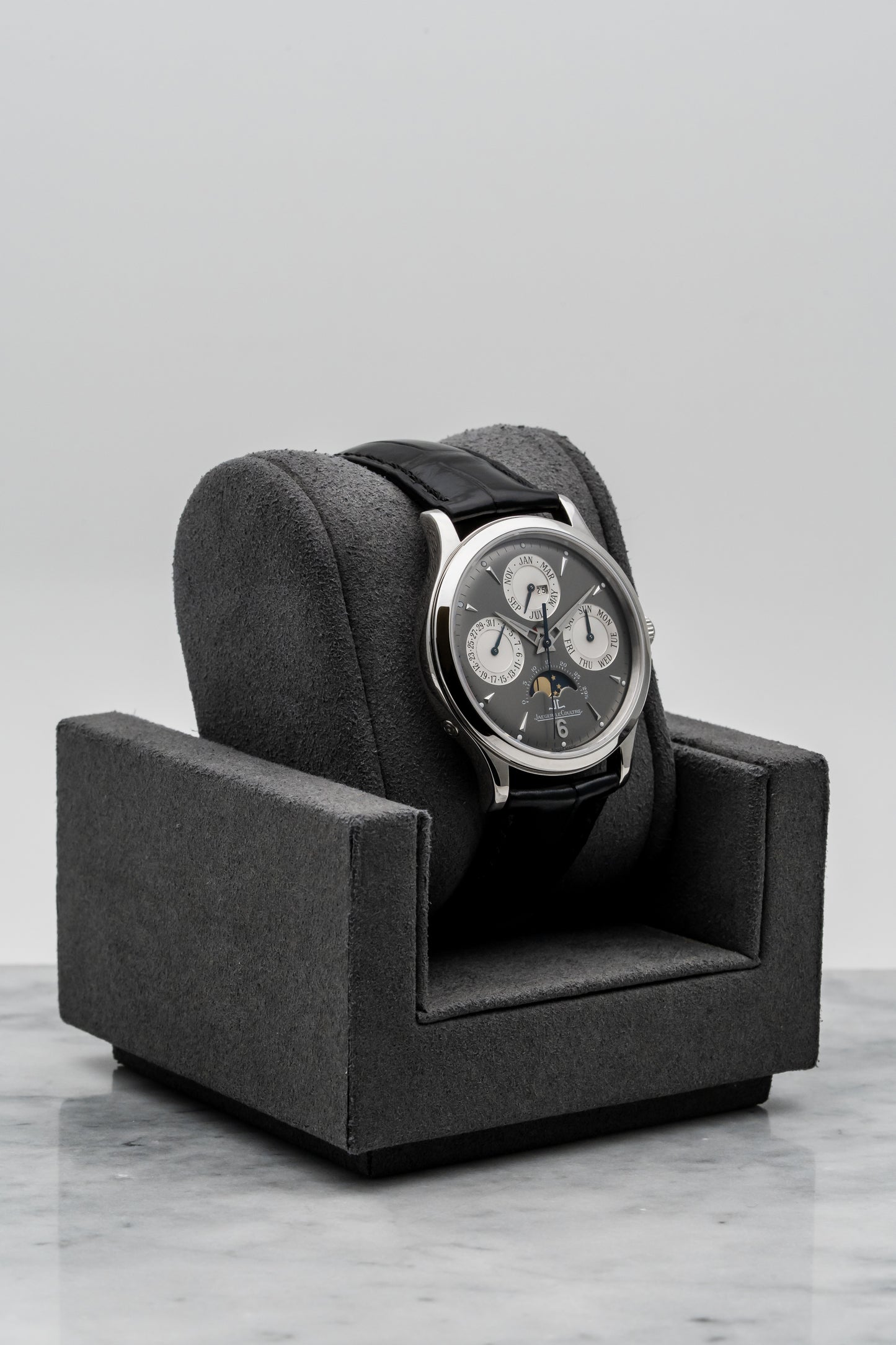 Jaeger-LeCoultre Master Control Perpetual Calendar 140.3.80 Silver Guilloché Dial