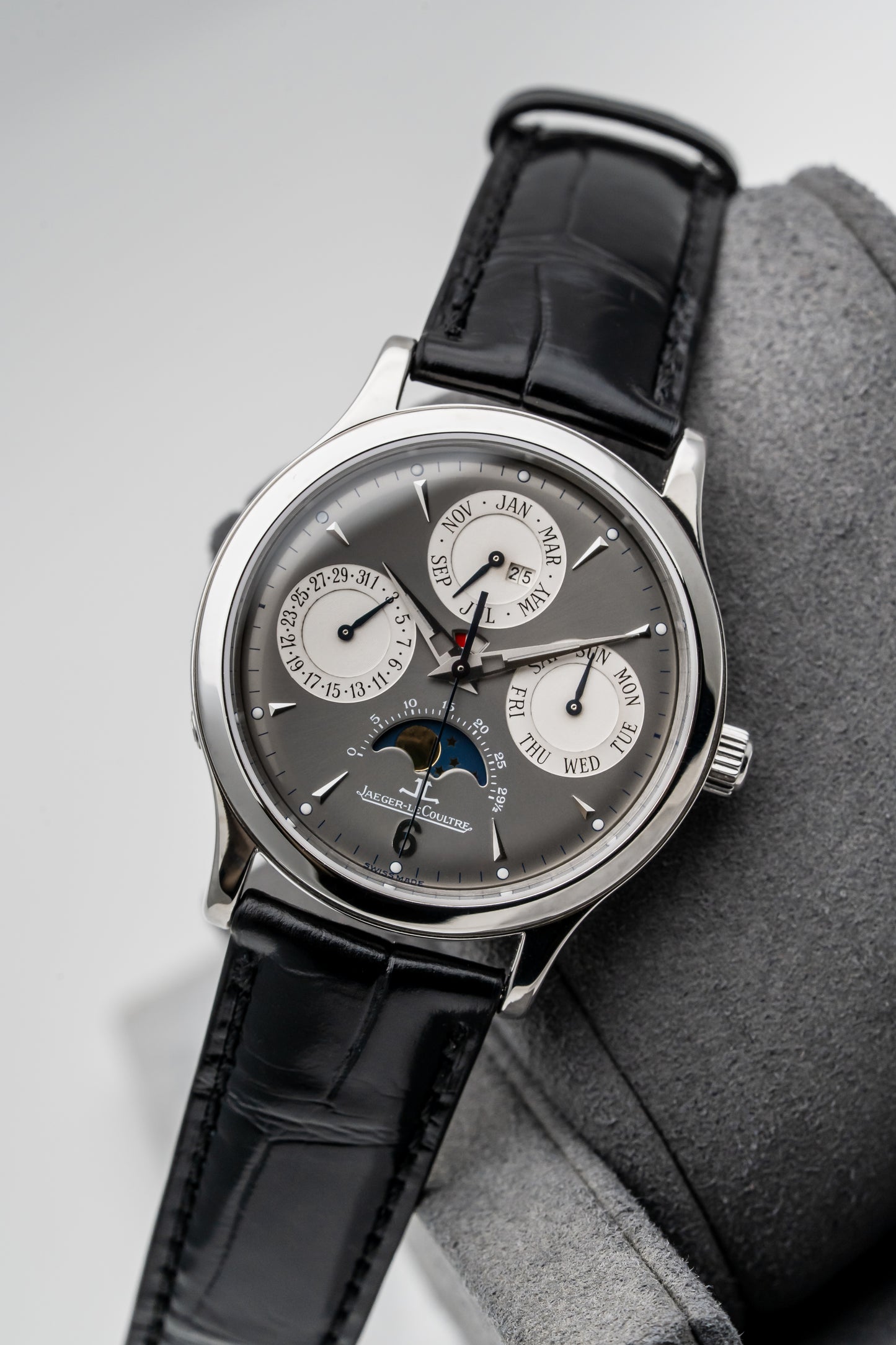 Jaeger-LeCoultre Master Control Perpetual Calendar 140.3.80 Silver Guilloché Dial