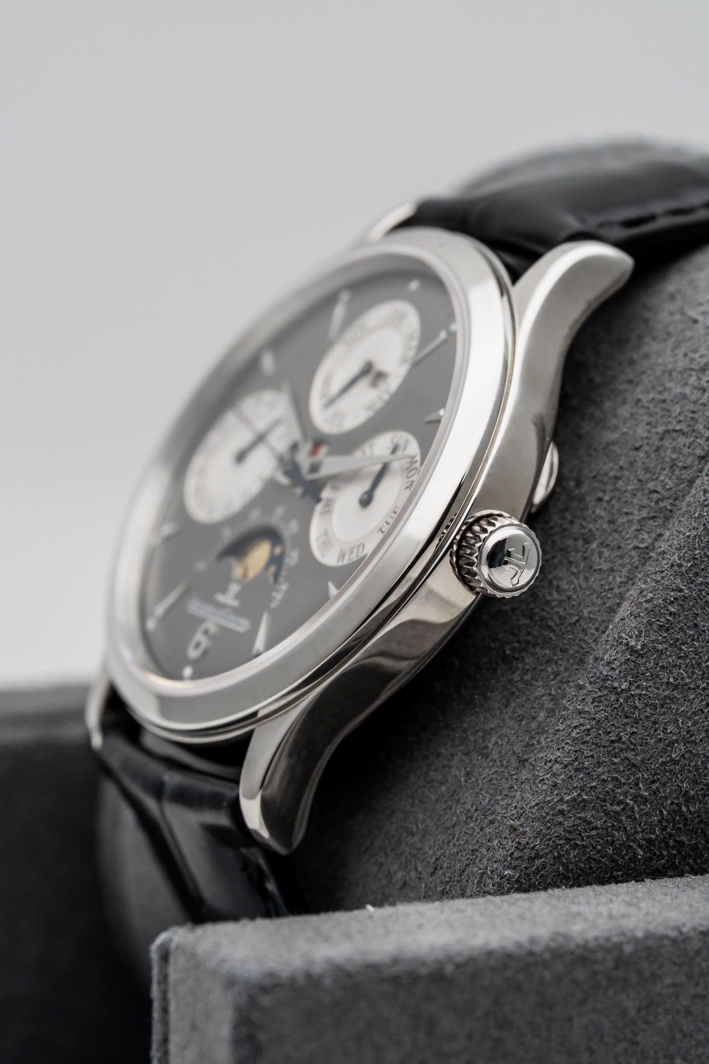 Jaeger-LeCoultre Master Control Perpetual Calendar 140.3.80 Silver Guilloché Dial